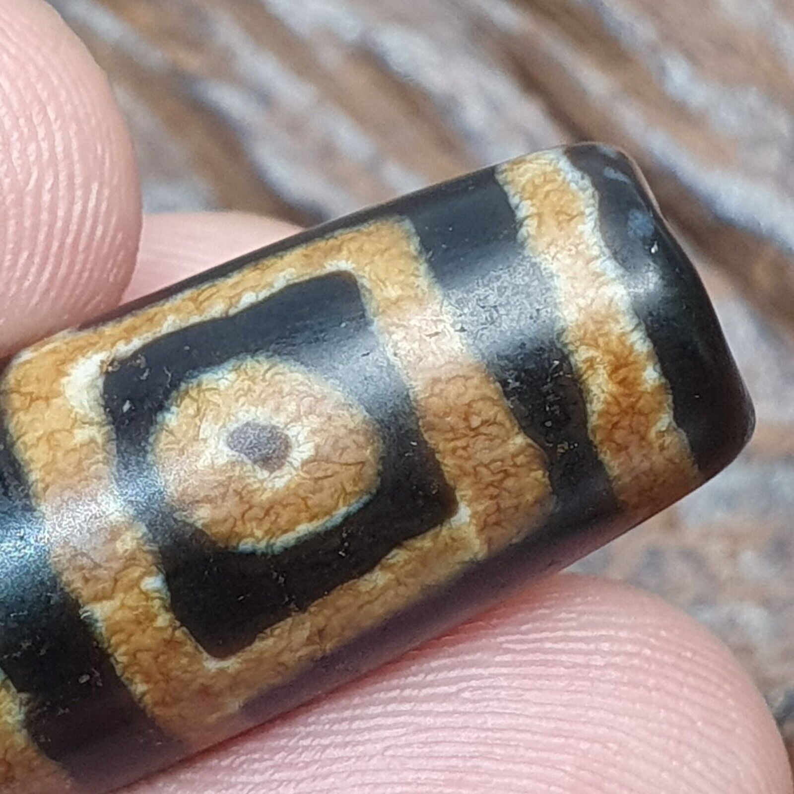 Old Tibetan Himalayan 8 eyes in eye Dzi Bead Amulet circle and Square Eyes