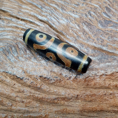 Old Tibetan Himalayan 8 eyes in eye Dzi Bead Amulet circle and Square Eyes