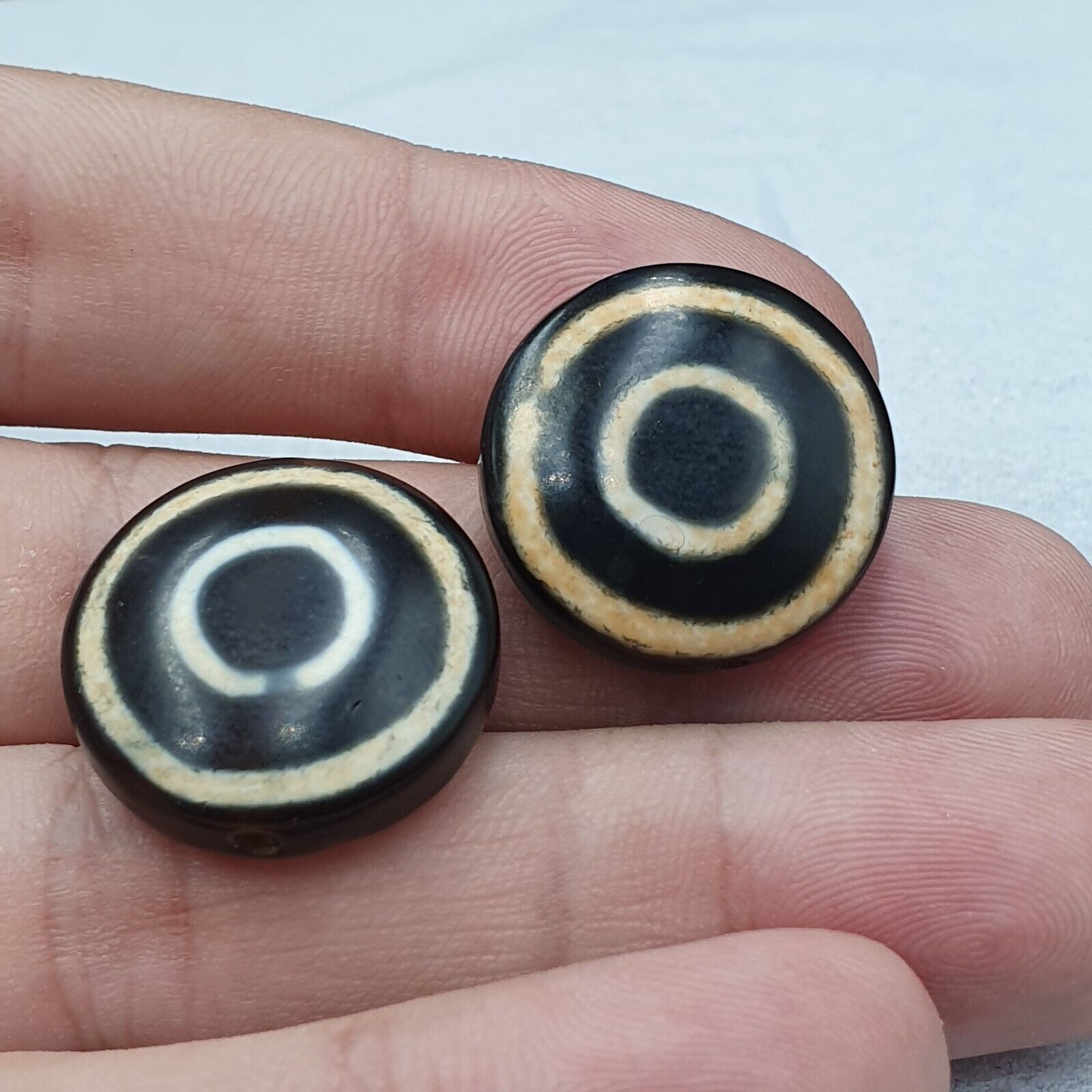 Lot 2 Pcs Tibetan Luk Mik Goat Eye Agate Stone Decorated Beads