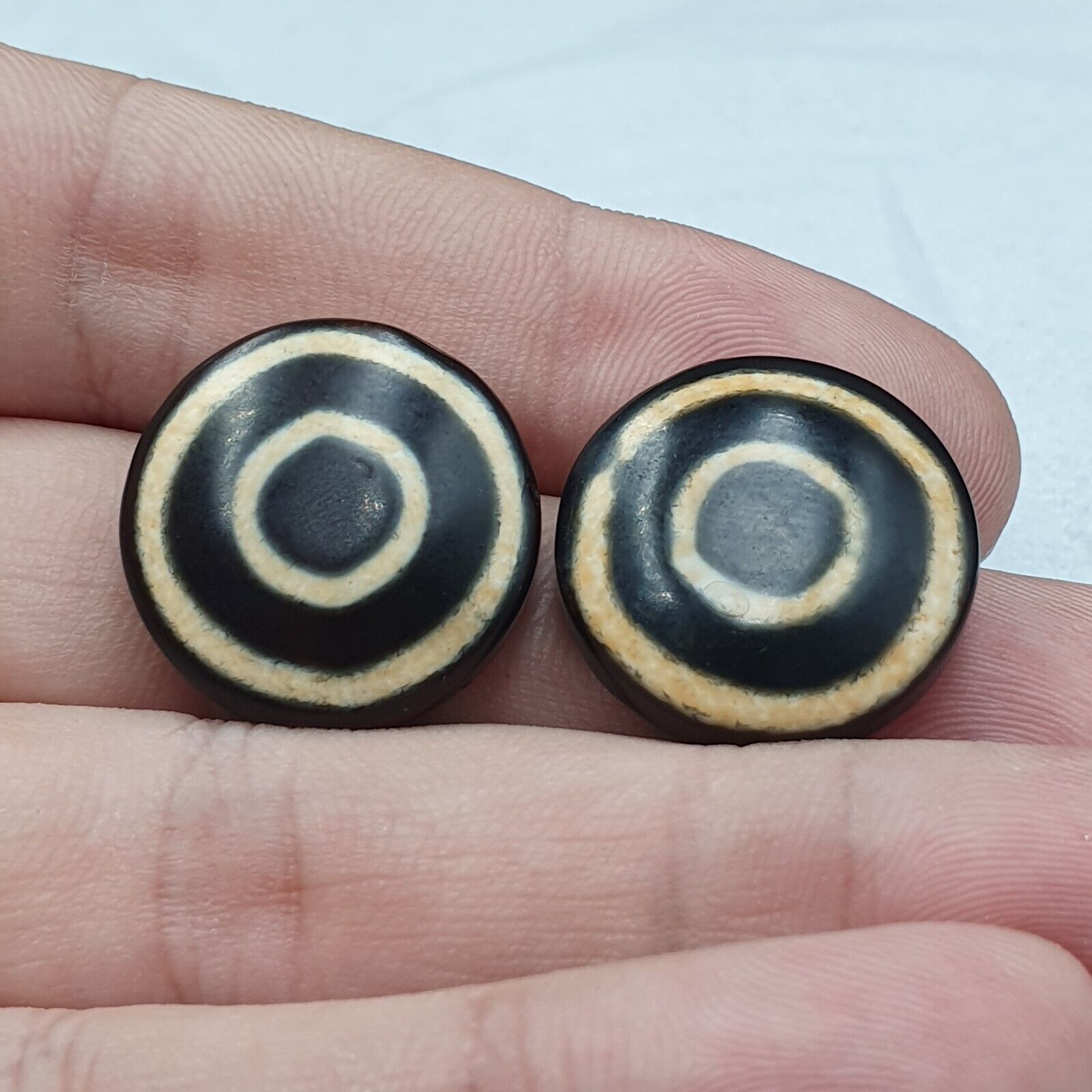 Lot 2 Pcs Tibetan Luk Mik Goat Eye Agate Stone Decorated Beads