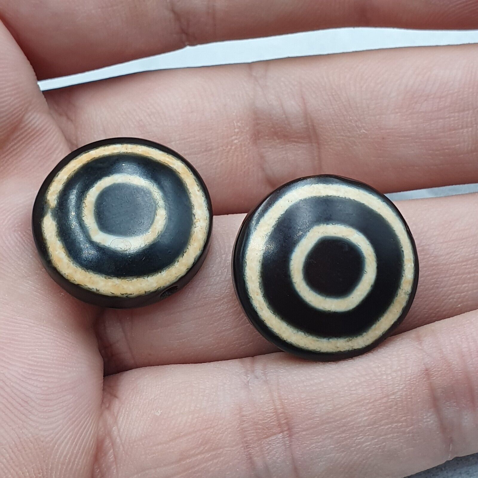 Lot 2 Pcs Tibetan Luk Mik Goat Eye Agate Stone Decorated Beads