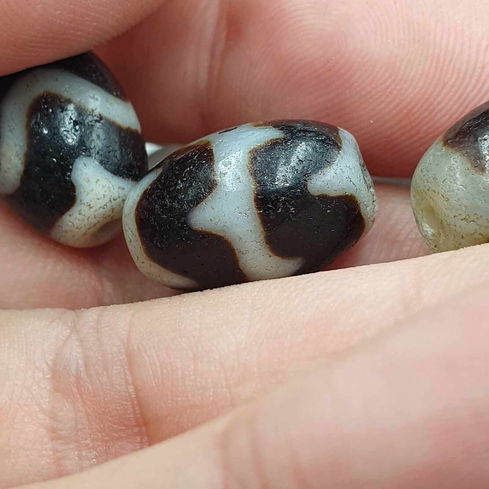 Lot 4 Beads Indo Tibetan Tiger Teeth Zigzag Pattern Agate Dzi Amulet Beads