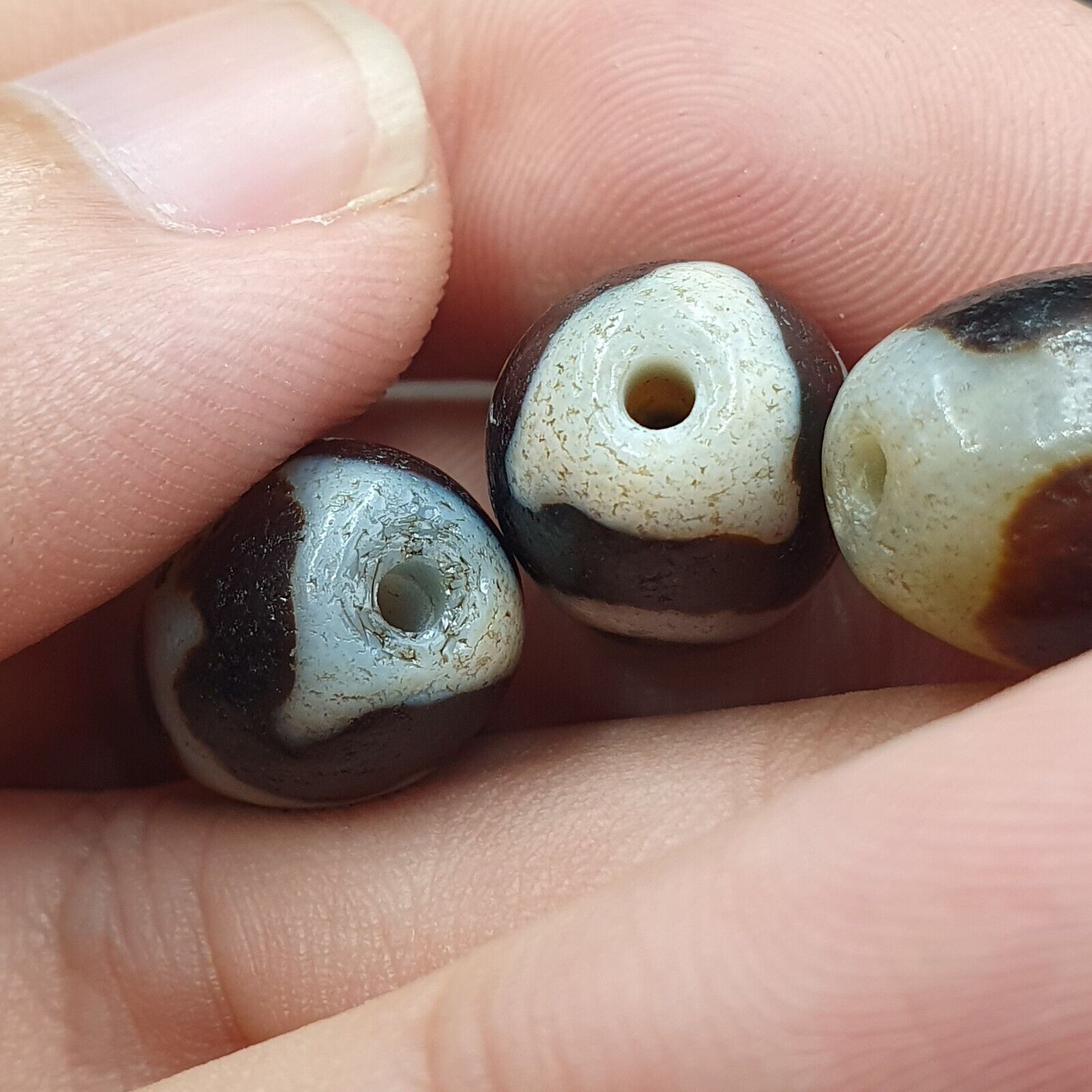 Lot 4 Beads Indo Tibetan Tiger Teeth Zigzag Pattern Agate Dzi Amulet Beads