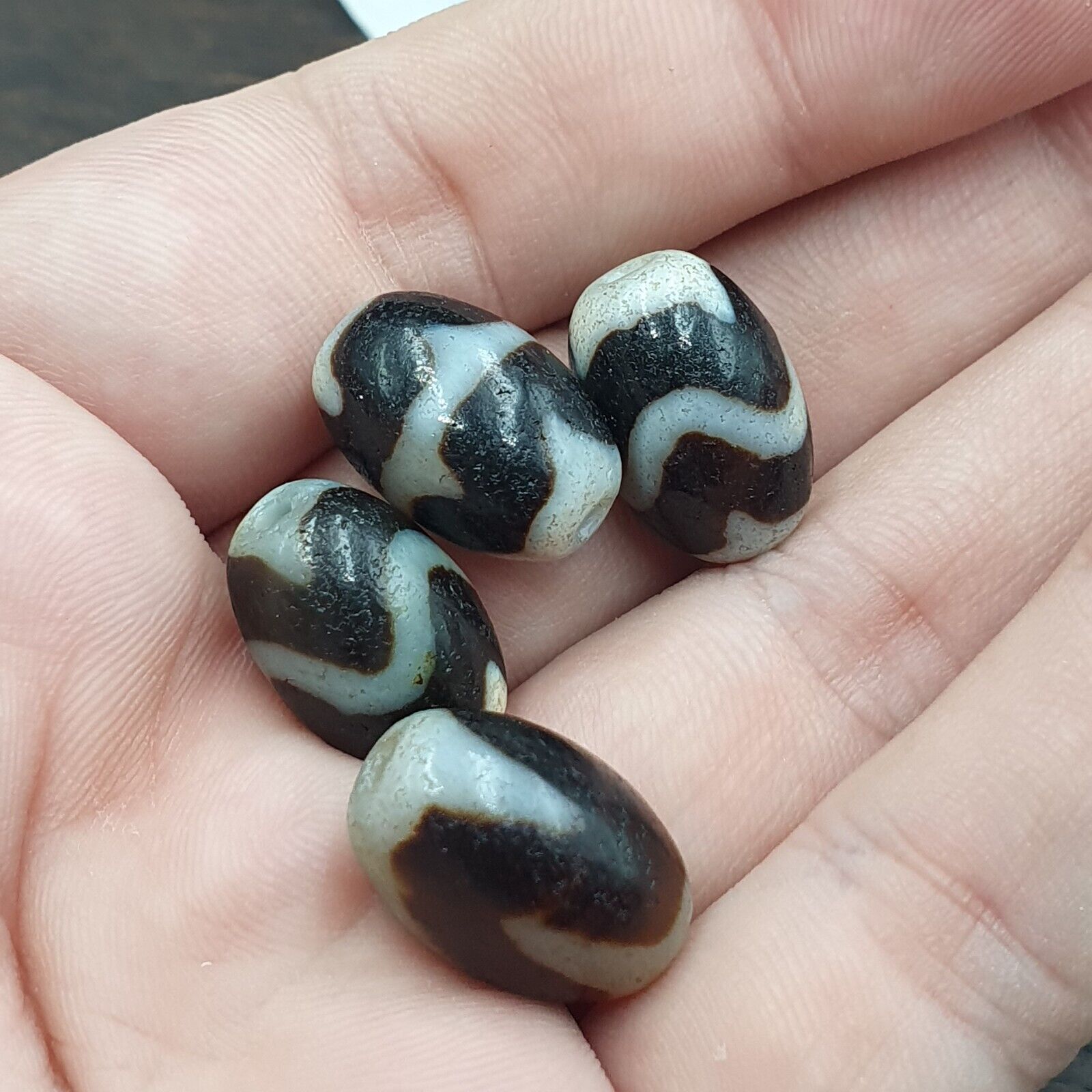 Lot 4 Beads Indo Tibetan Tiger Teeth Zigzag Pattern Agate Dzi Amulet Beads