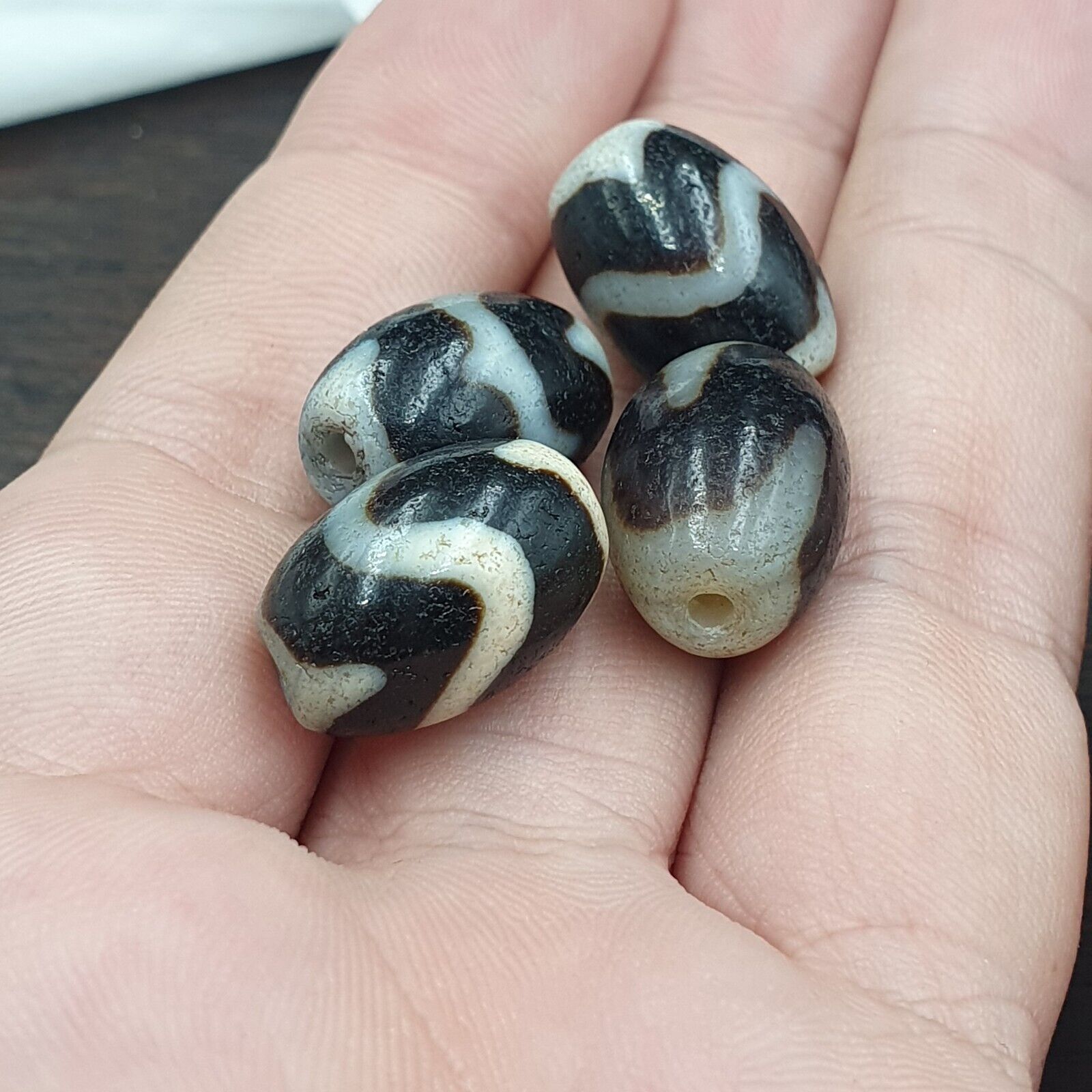 Lot 4 Beads Indo Tibetan Tiger Teeth Zigzag Pattern Agate Dzi Amulet Beads