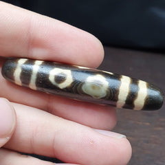 Vintage Old Indo Tibetan BLACK AND WHITE Agate pure 3 Eye