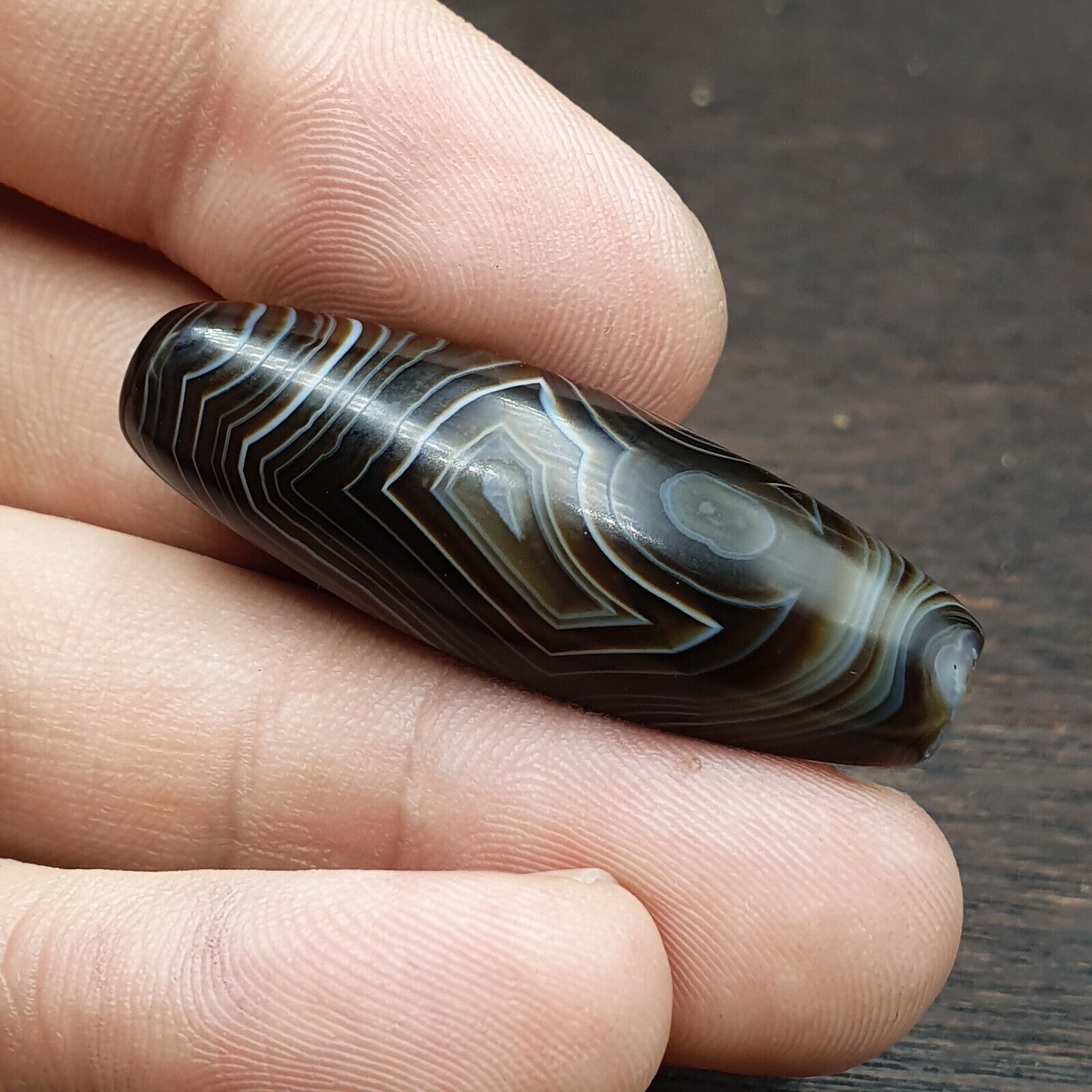 Antique Yemeni collectible agate bead featuring natural eye pattern and banded agate design, showcasing exquisite craftsmanship and historical significance