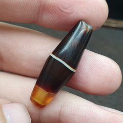 Antique Yemeni agate bead featuring a natural, one-of-a-kind pattern, perfect for collectors and jewelry enthusiasts seeking rare and distinctive pieces.