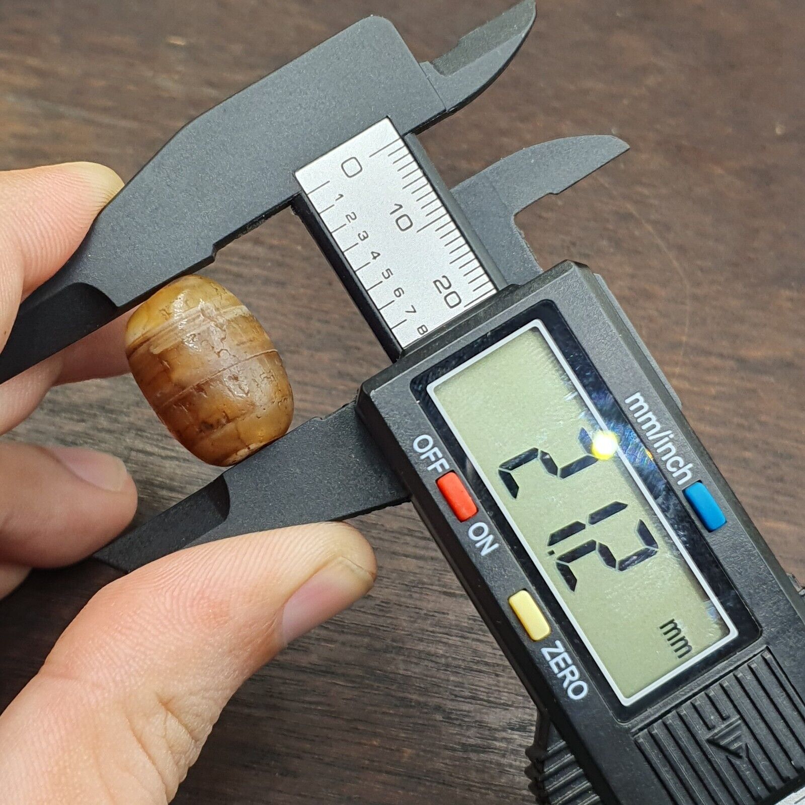 Antique Tibetan Agate Bead: A Rare Gem from the Past 21x15mm JNT-72