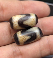 2 vintage old himalayan indo tibetan dogteeth dzi agate bead unique pattern