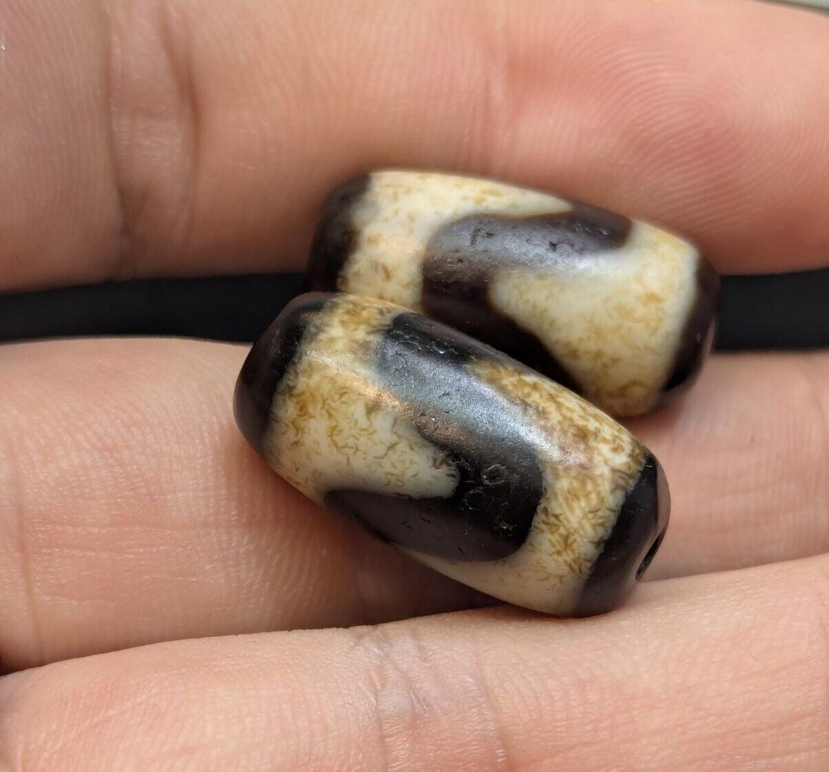 2 vintage old himalayan indo tibetan dogteeth dzi agate bead unique pattern