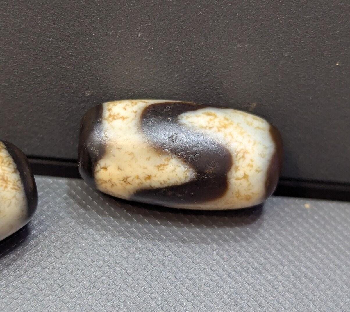 2 vintage old himalayan indo tibetan dogteeth dzi agate bead unique pattern