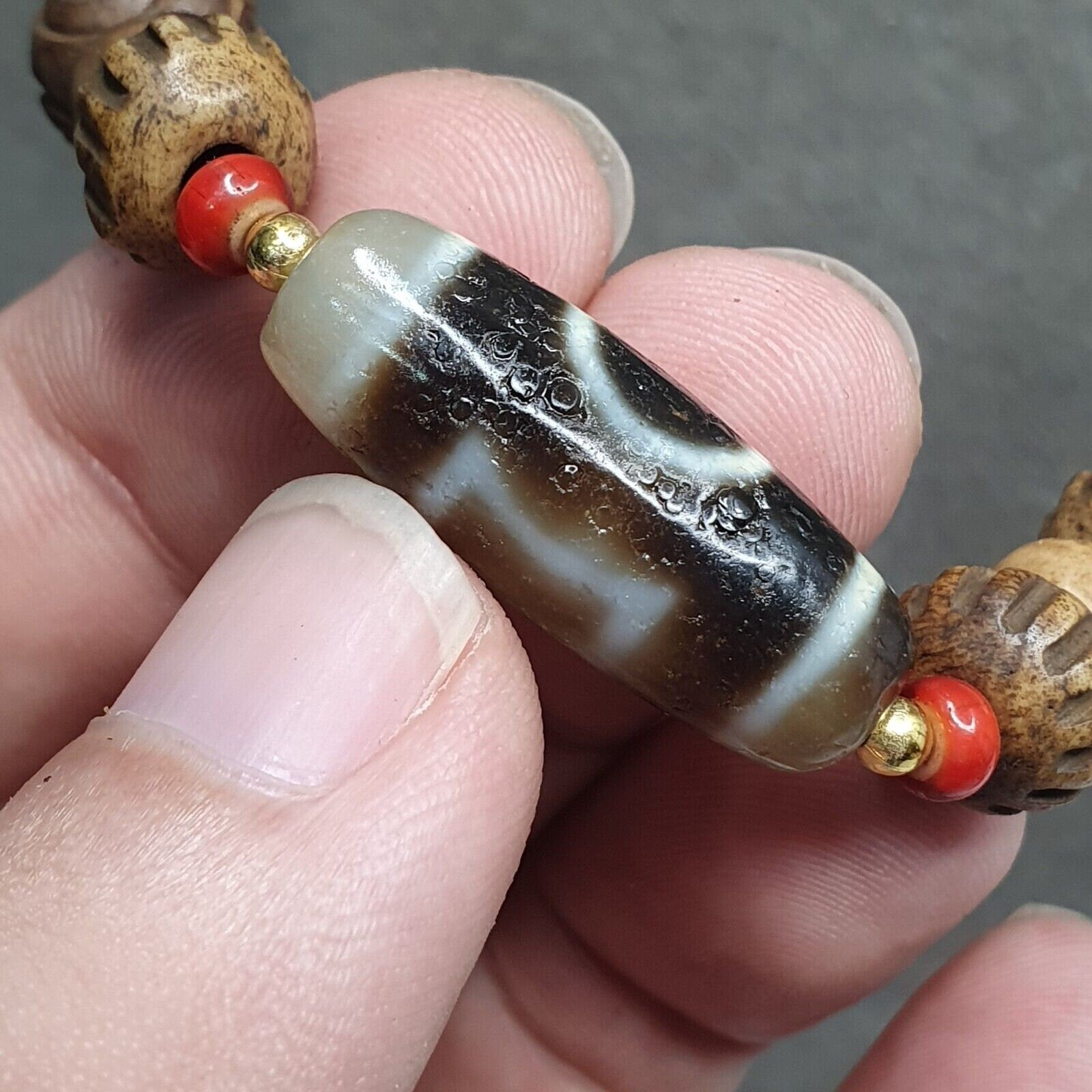 Tibetan 1circle eyes 1aquare eye agate dzi bead amulet with carving necklace