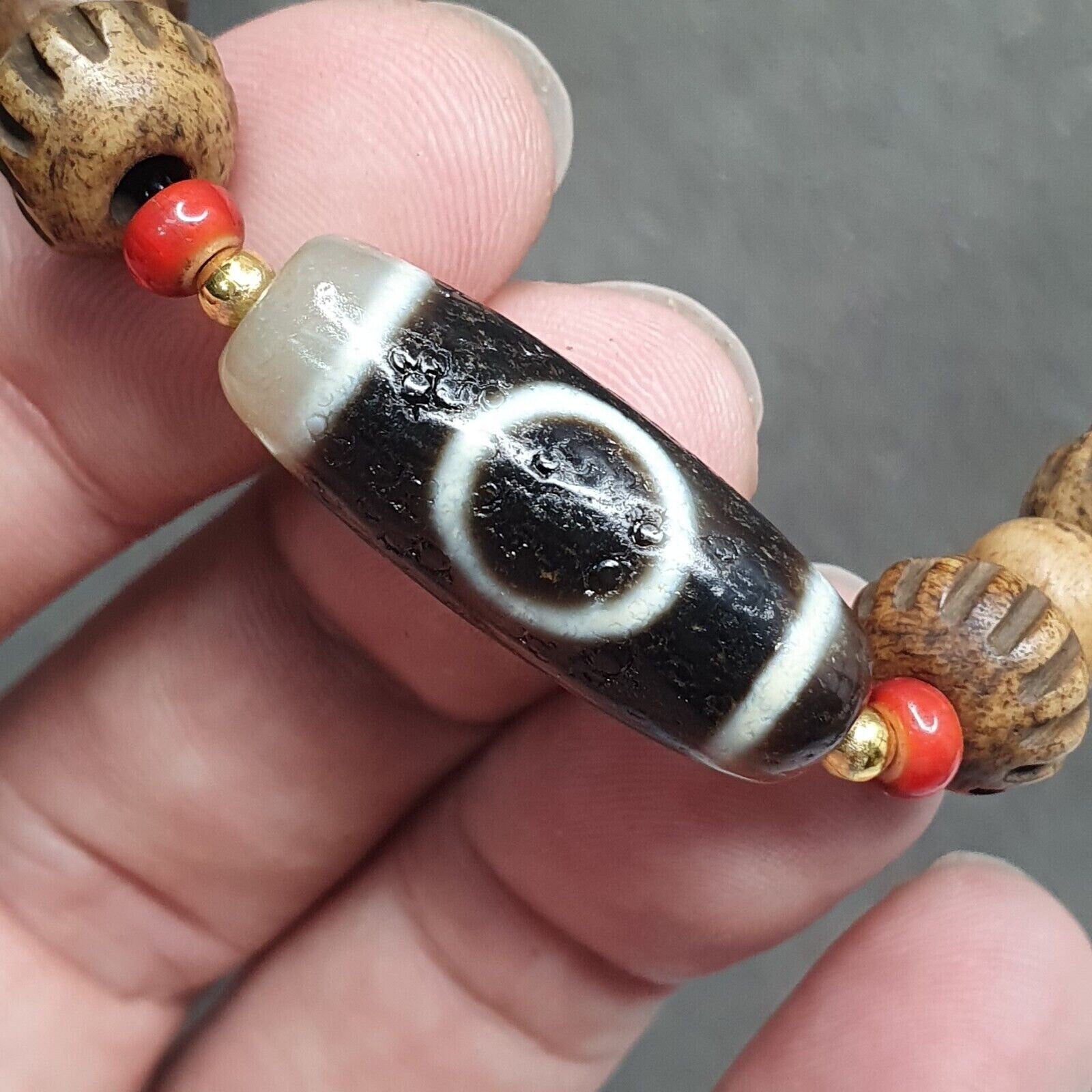 Tibetan 1circle eyes 1aquare eye agate dzi bead amulet with carving necklace