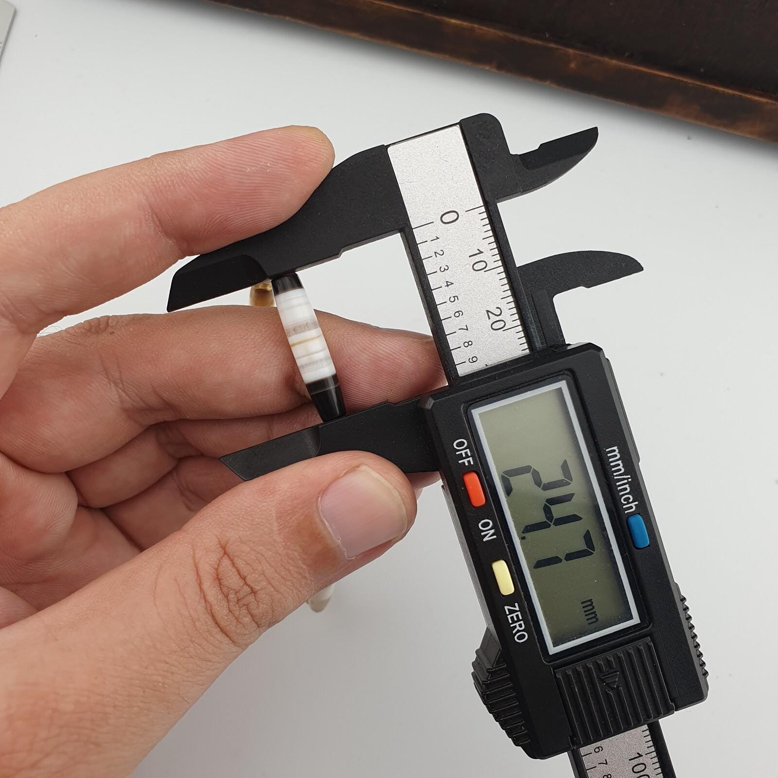 Antique old yemeni agate natural lines white agate beaded bracelet