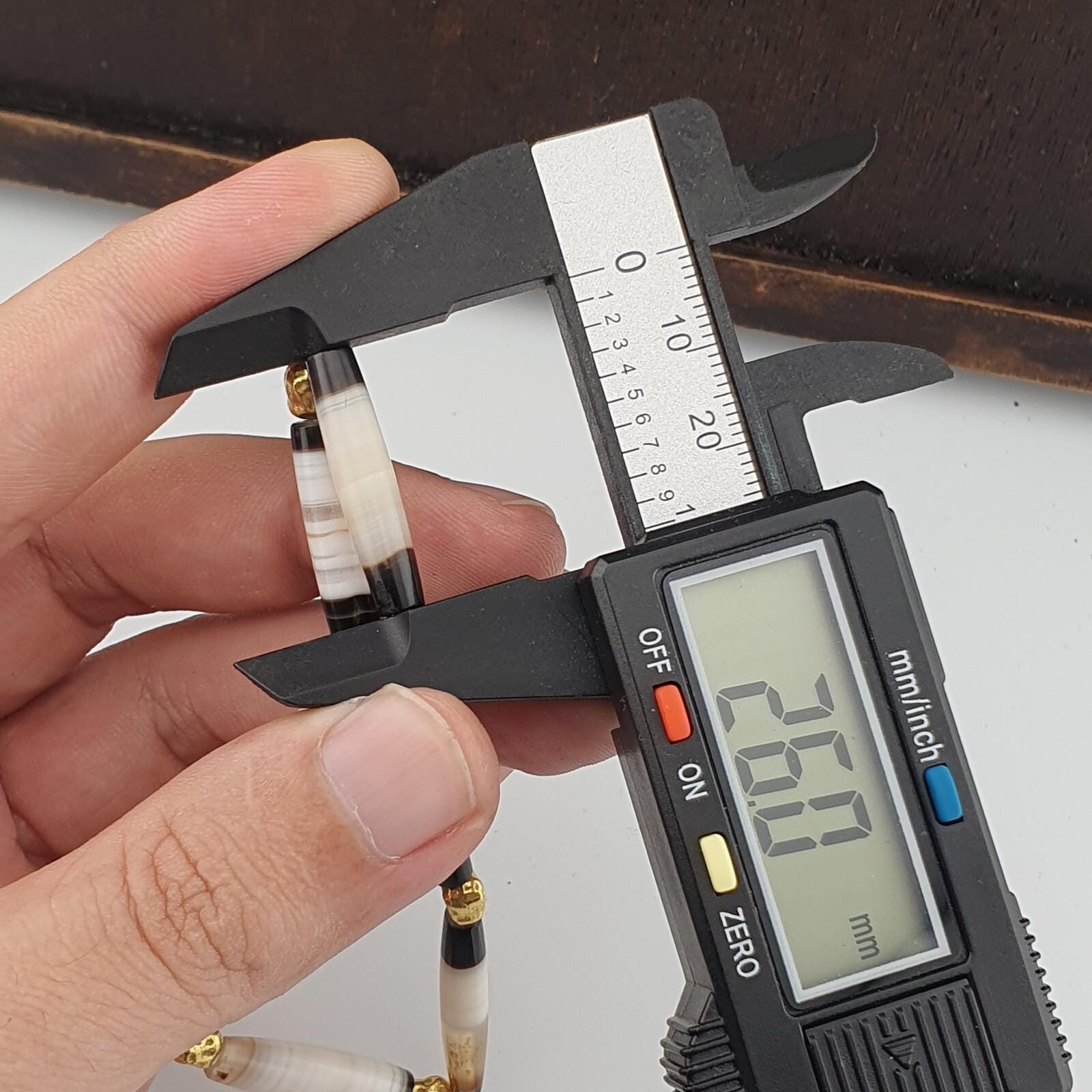 Antique old yemeni agate natural lines white agate beaded bracelet