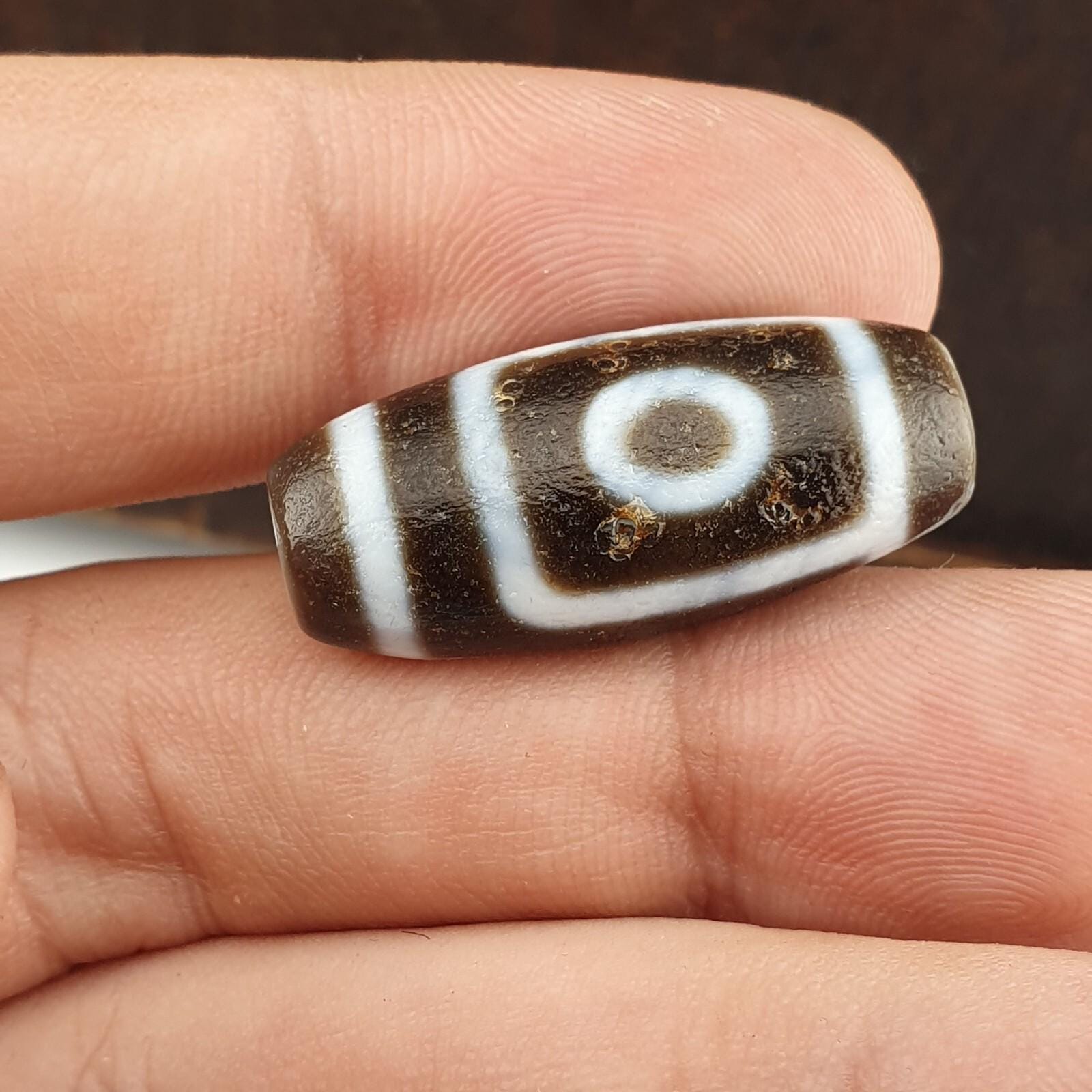 Dzi agate old himalayan indo tibetan eyes dzi amulet bead