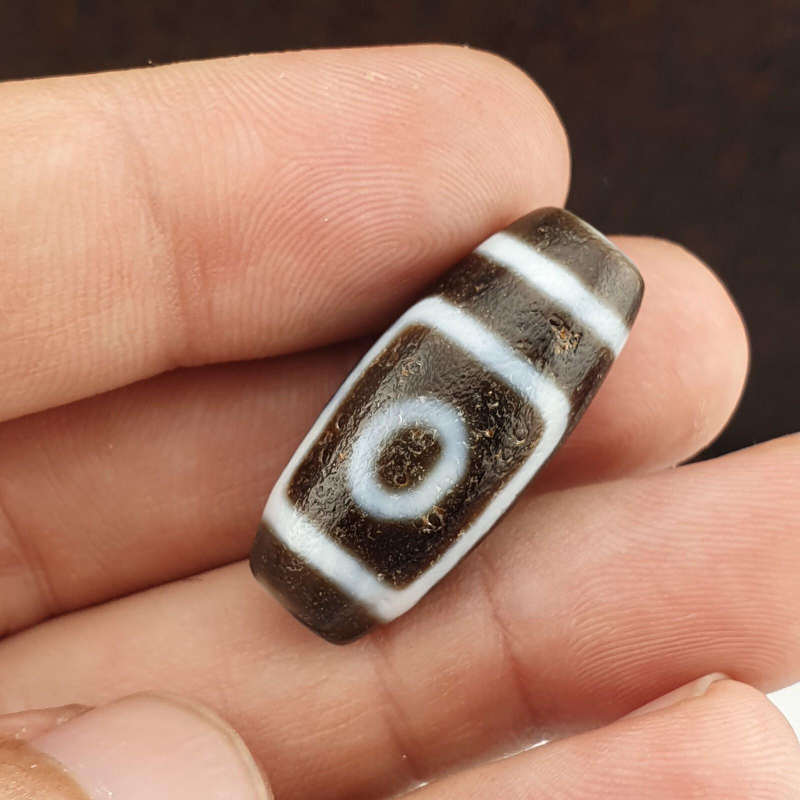 Dzi agate old himalayan indo tibetan eyes dzi amulet bead