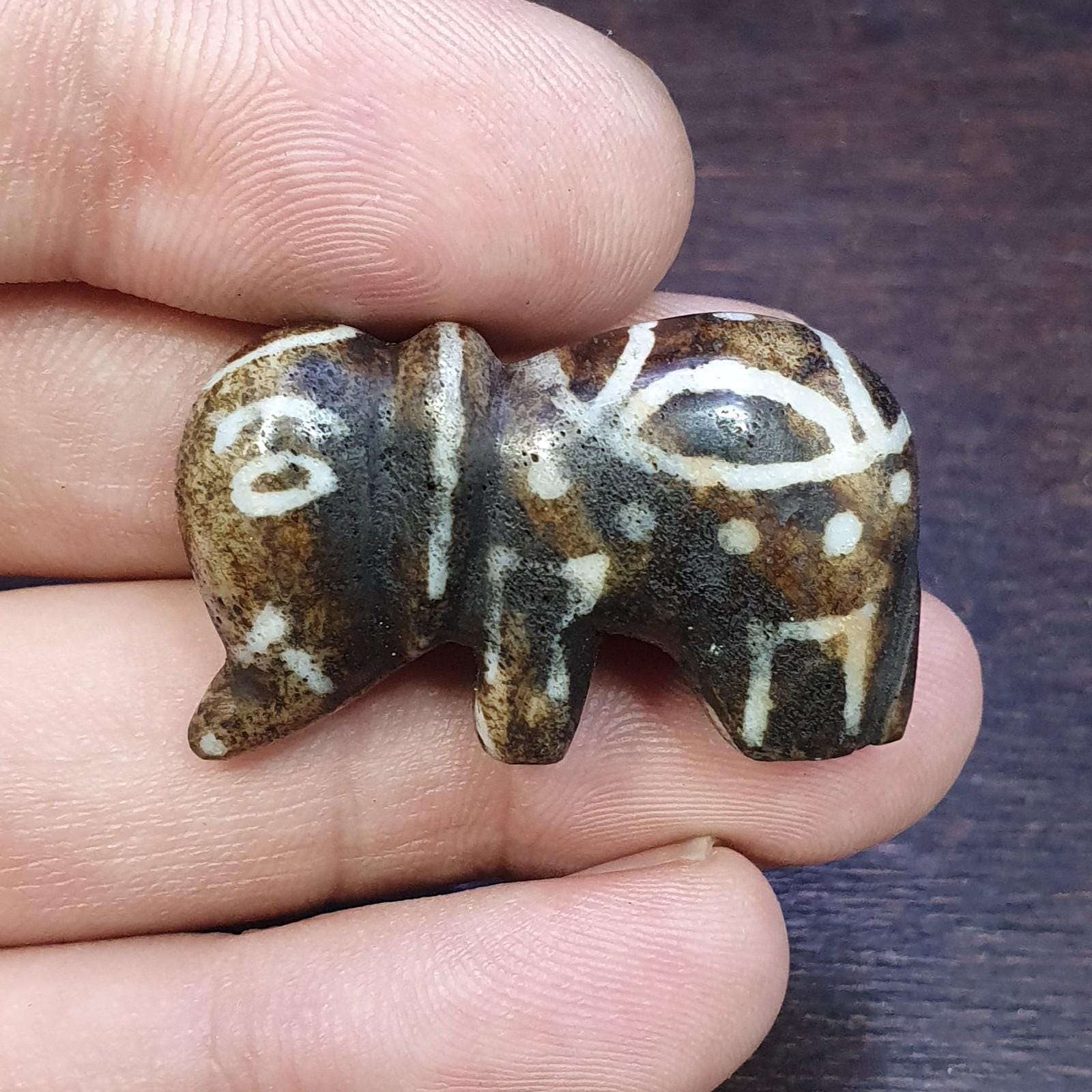 Animal elephant figurine pendent south asian old pumtek pyu bead necklace