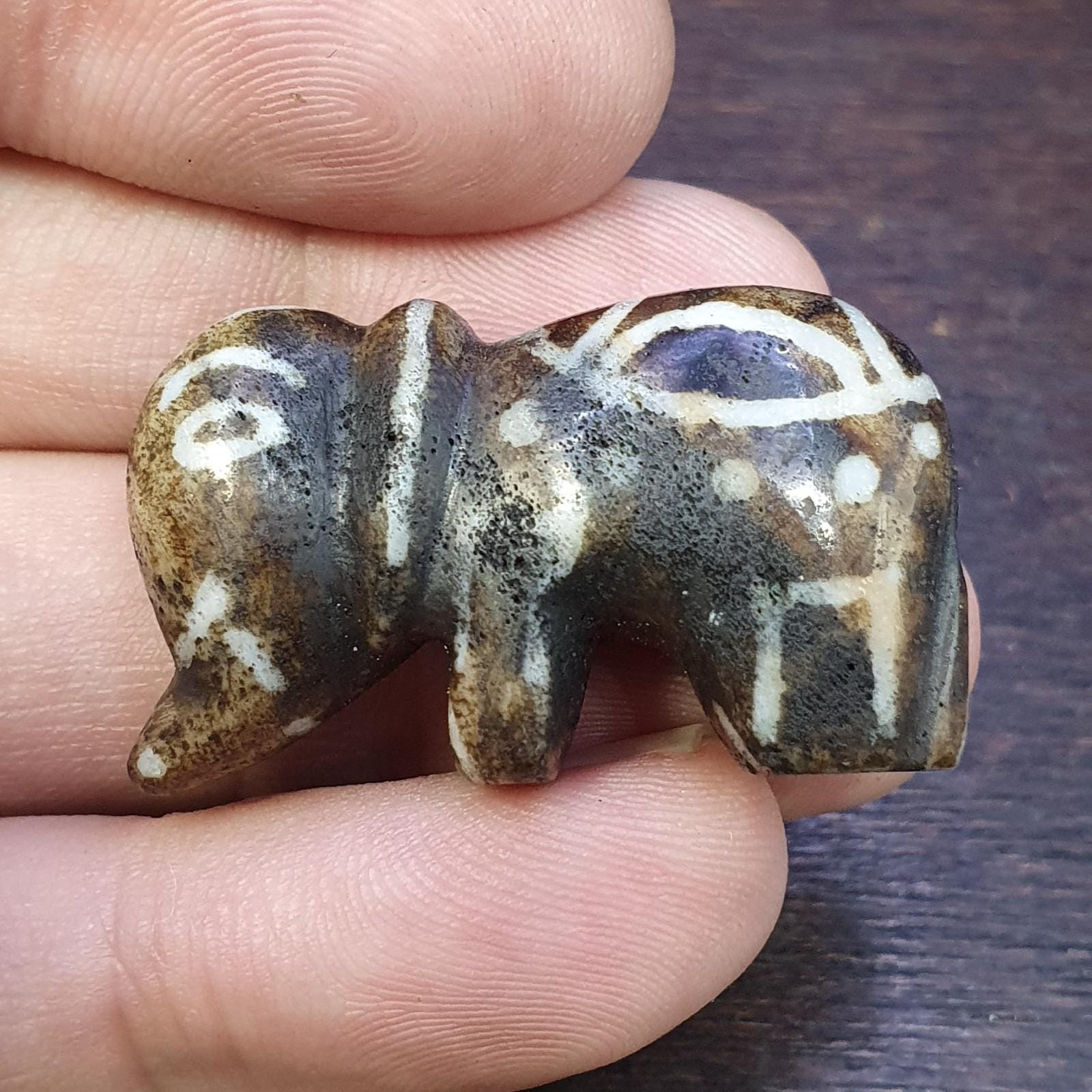 Animal elephant figurine pendent south asian old pumtek pyu bead necklace