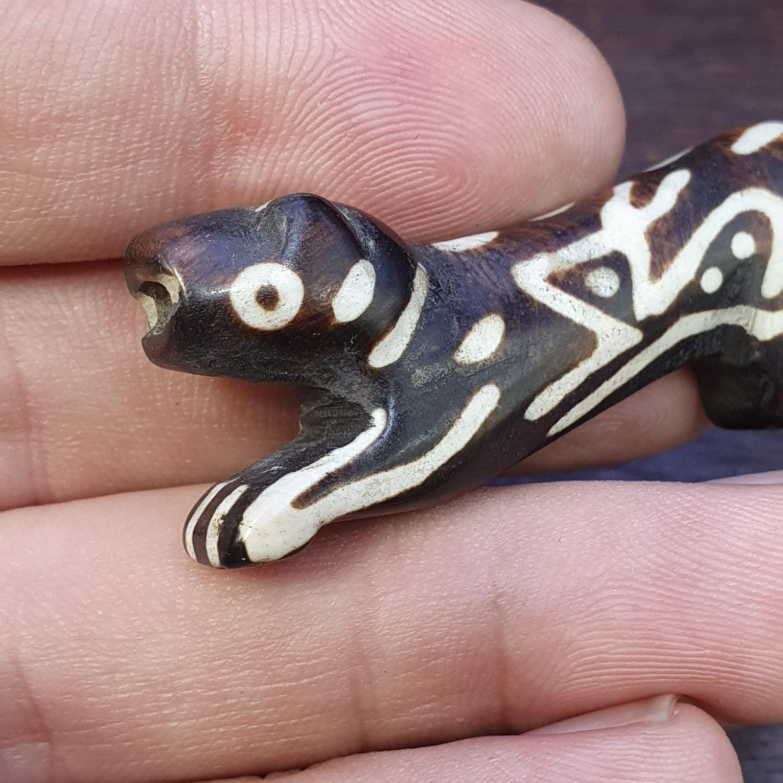 Animal figurine pendentsouth asian old pumtek pyu bead necklace