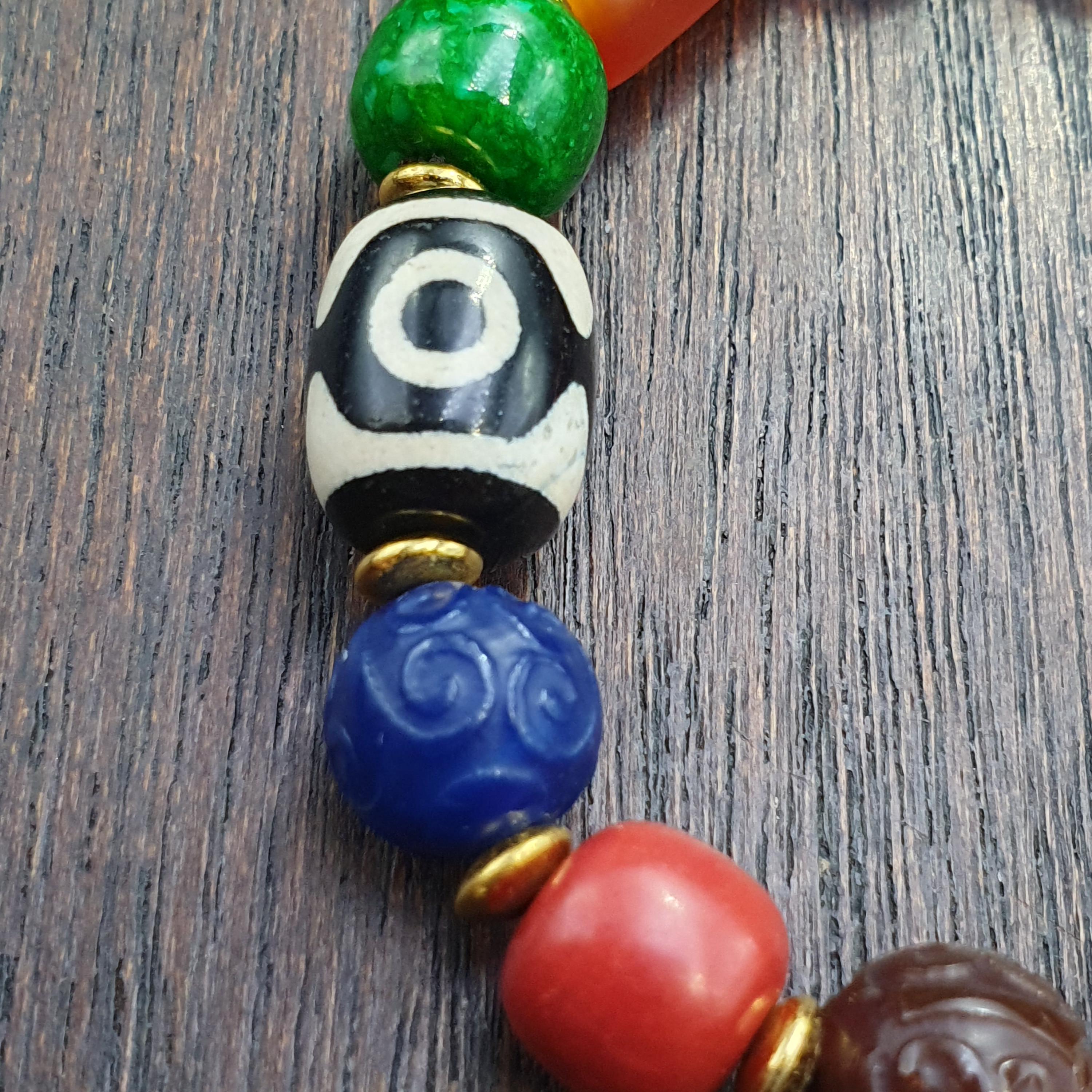 Tibetan Dzi Agate Bead Bracelet – Vintage Nepalese Spiritual Motifs