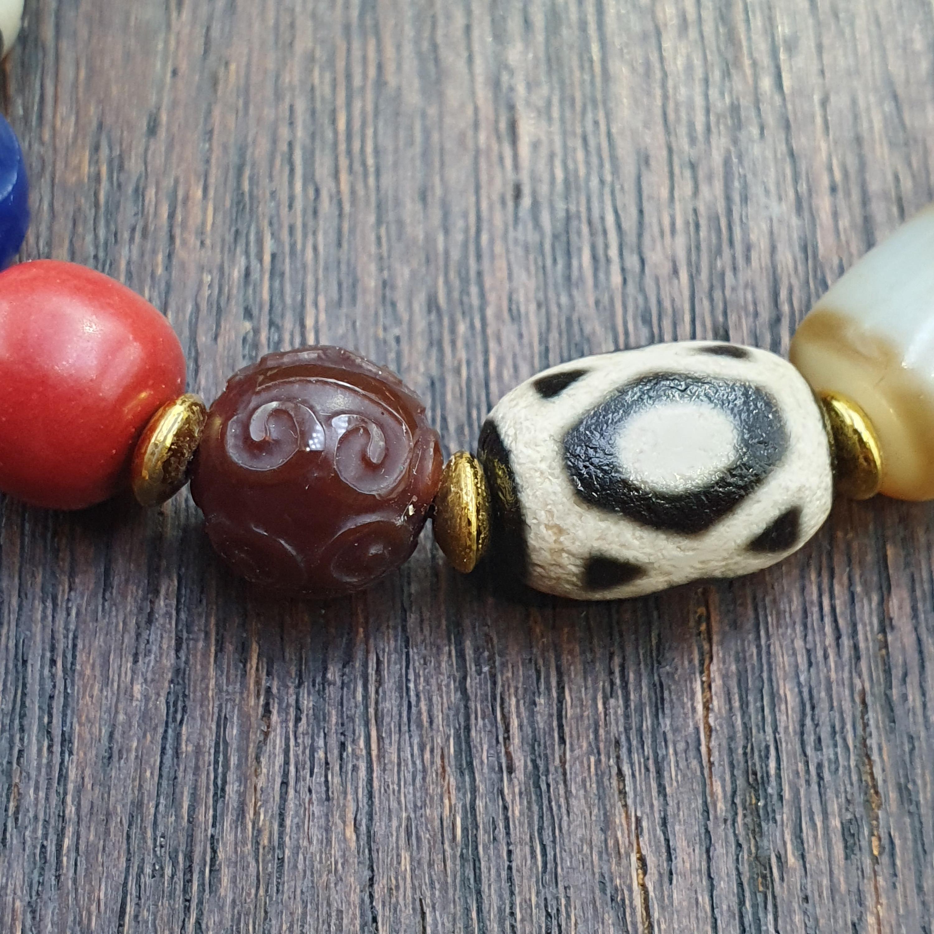 Tibetan Dzi Agate Bead Bracelet – Vintage Nepalese Spiritual Motifs