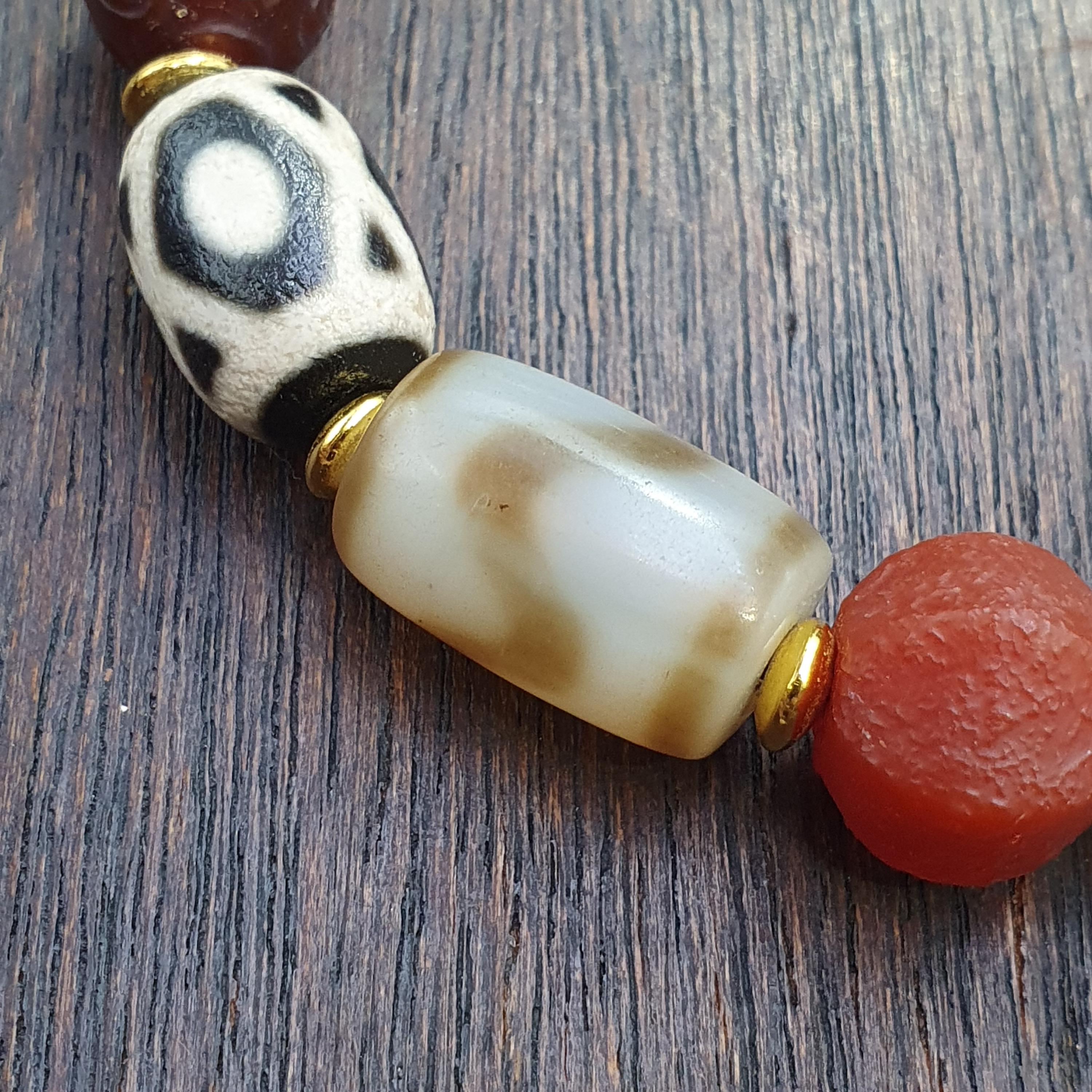 Tibetan Dzi Agate Bead Bracelet – Vintage Nepalese Spiritual Motifs