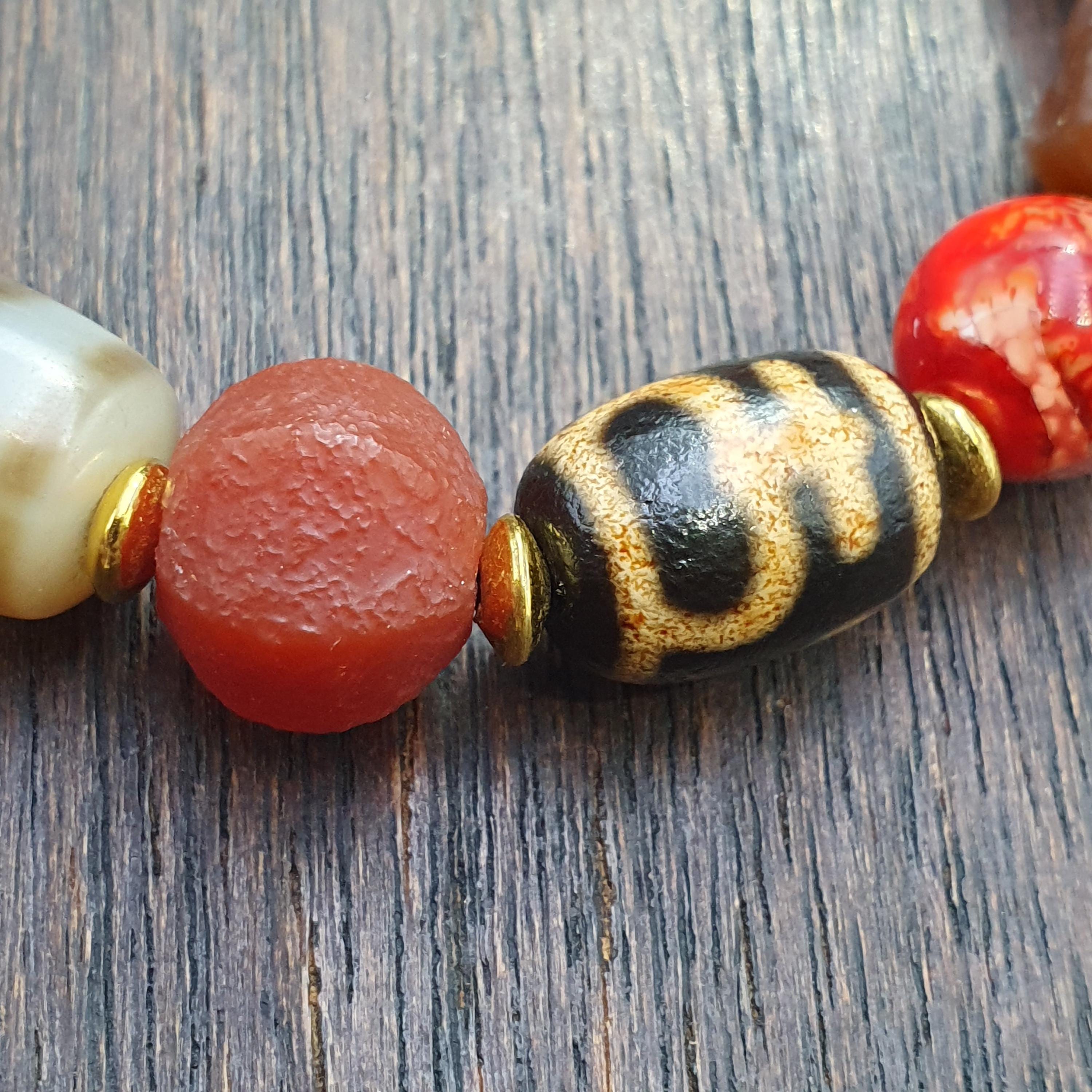 Tibetan Dzi Agate Bead Bracelet – Vintage Nepalese Spiritual Motifs