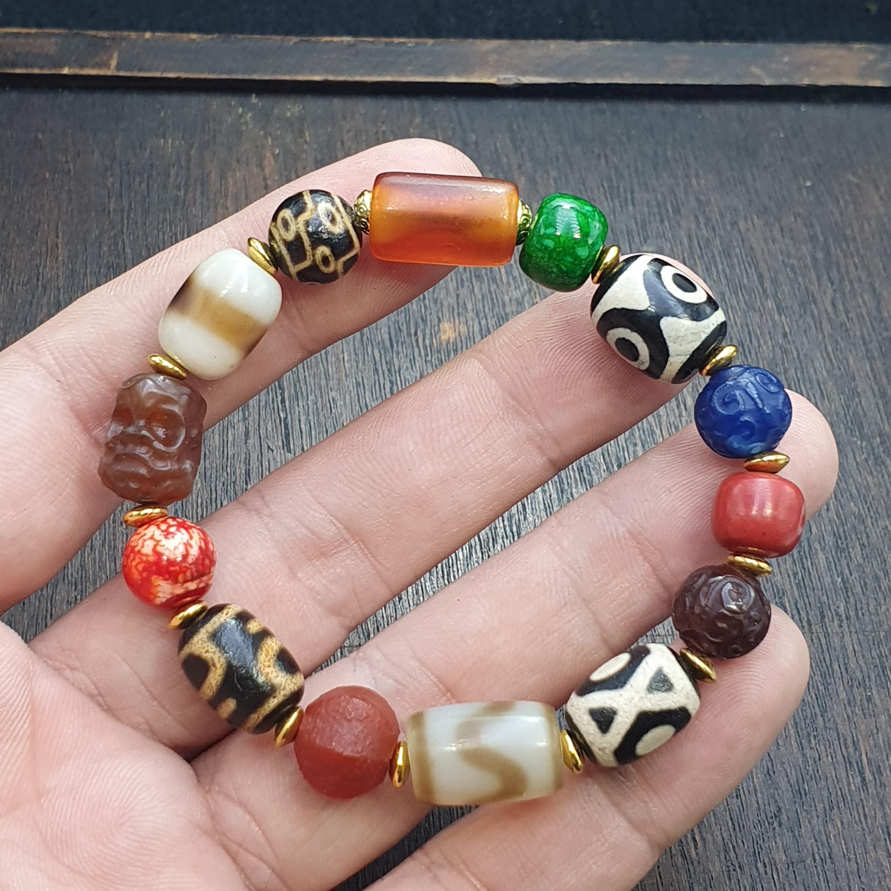 Tibetan Dzi Agate Bead Bracelet – Vintage Nepalese Spiritual Motifs