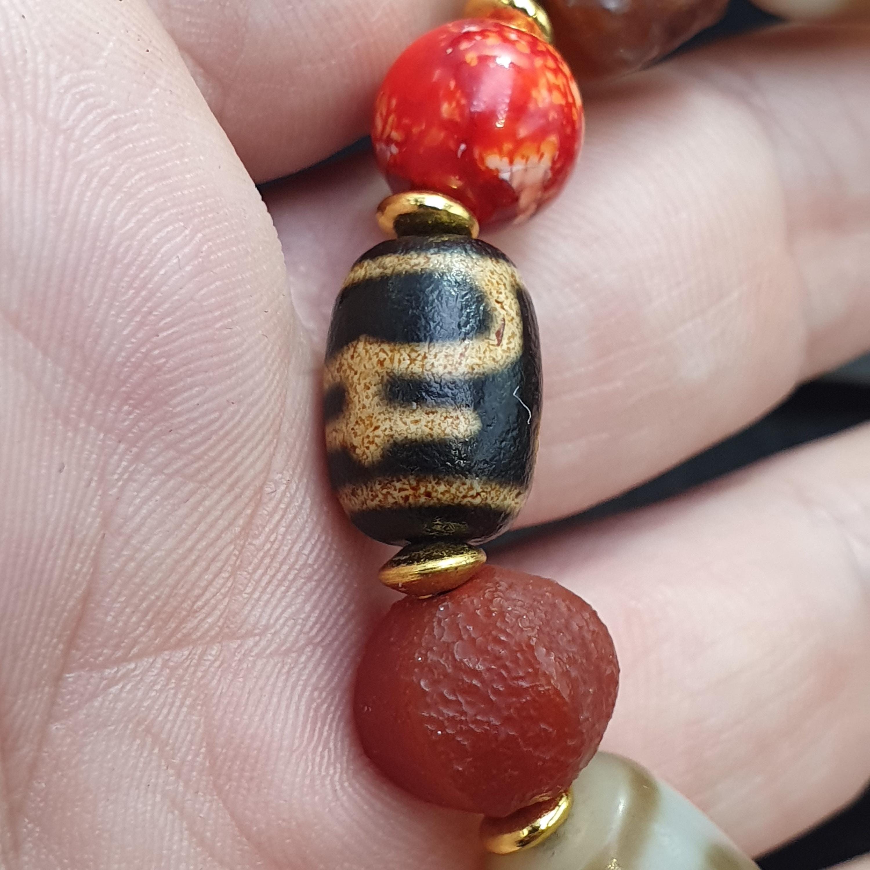 Tibetan Dzi Agate Bead Bracelet – Vintage Nepalese Spiritual Motifs