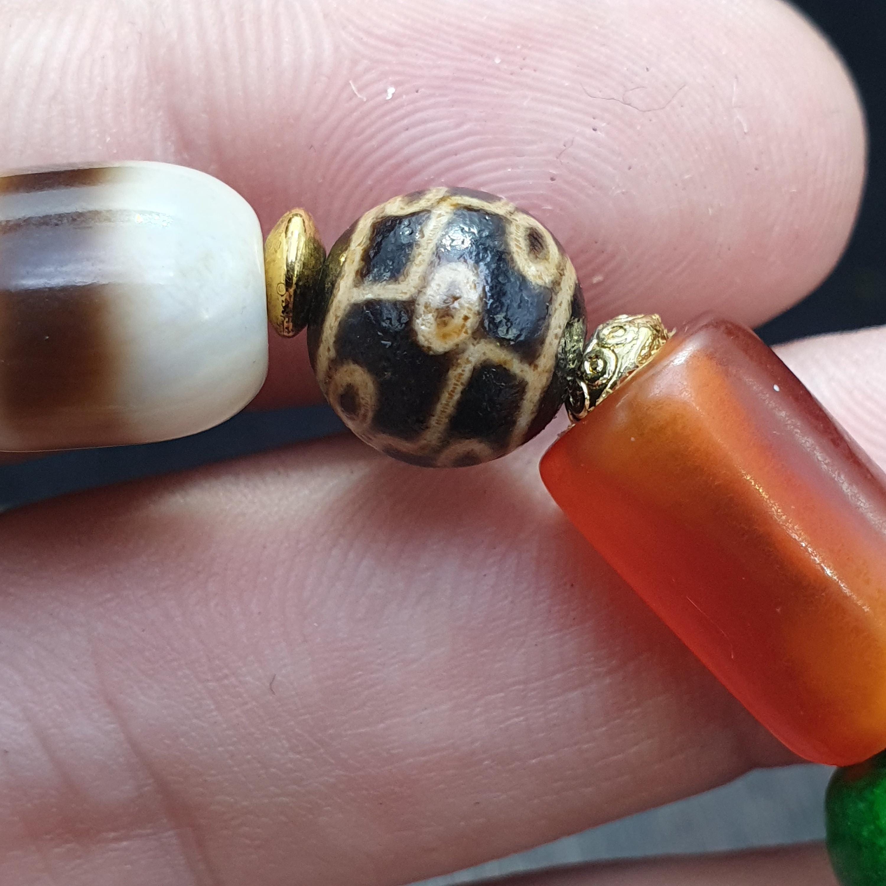 Tibetan Dzi Agate Bead Bracelet – Vintage Nepalese Spiritual Motifs