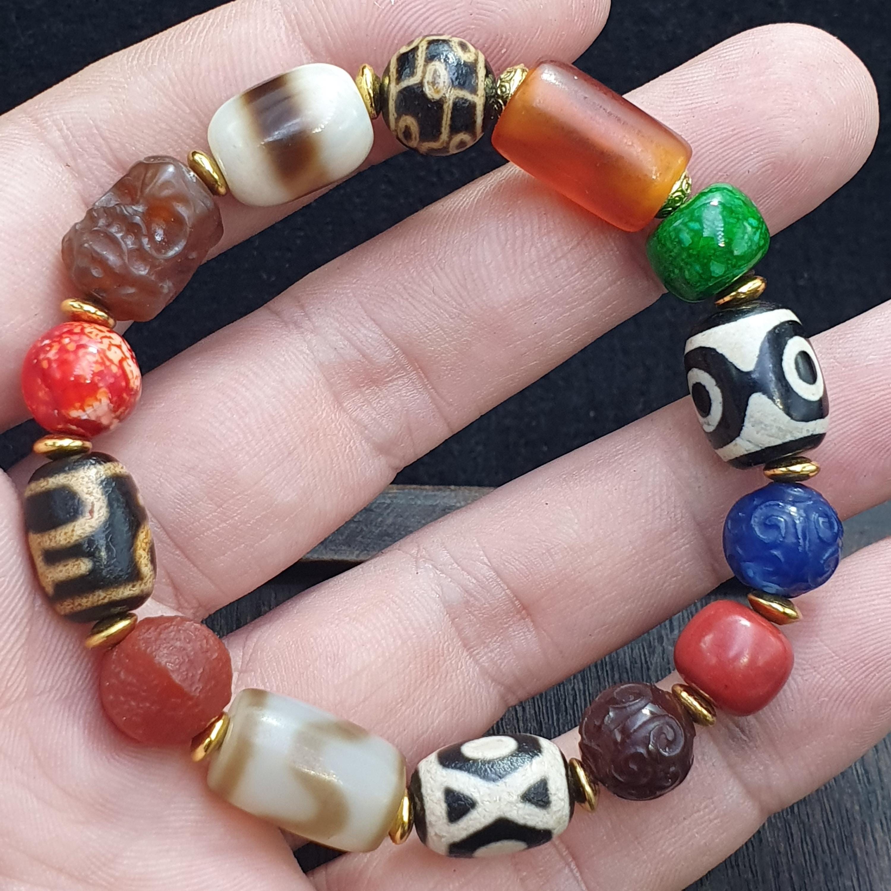 Tibetan Dzi Agate Bead Bracelet – Vintage Nepalese Spiritual Motifs