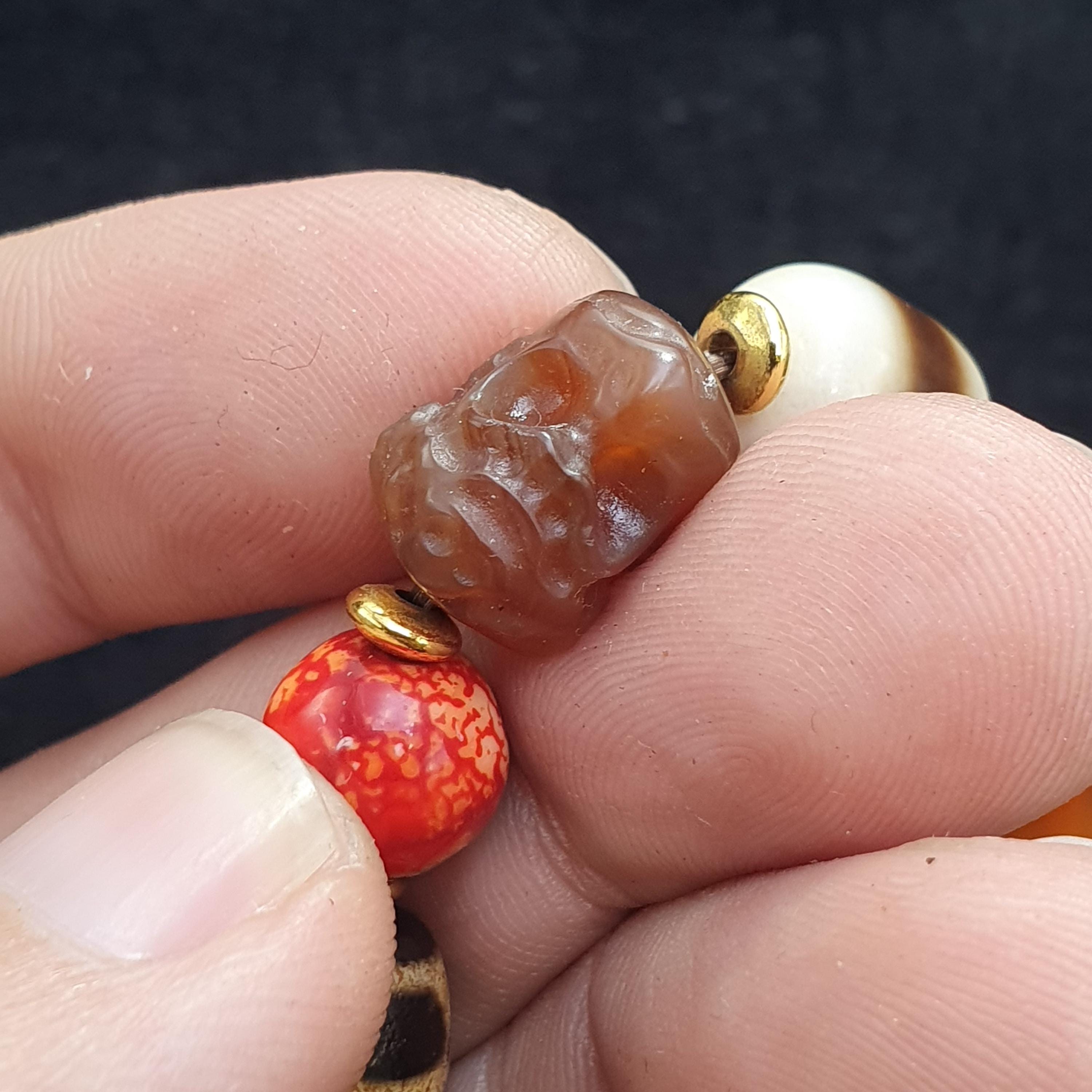 Tibetan Dzi Agate Bead Bracelet – Vintage Nepalese Spiritual Motifs