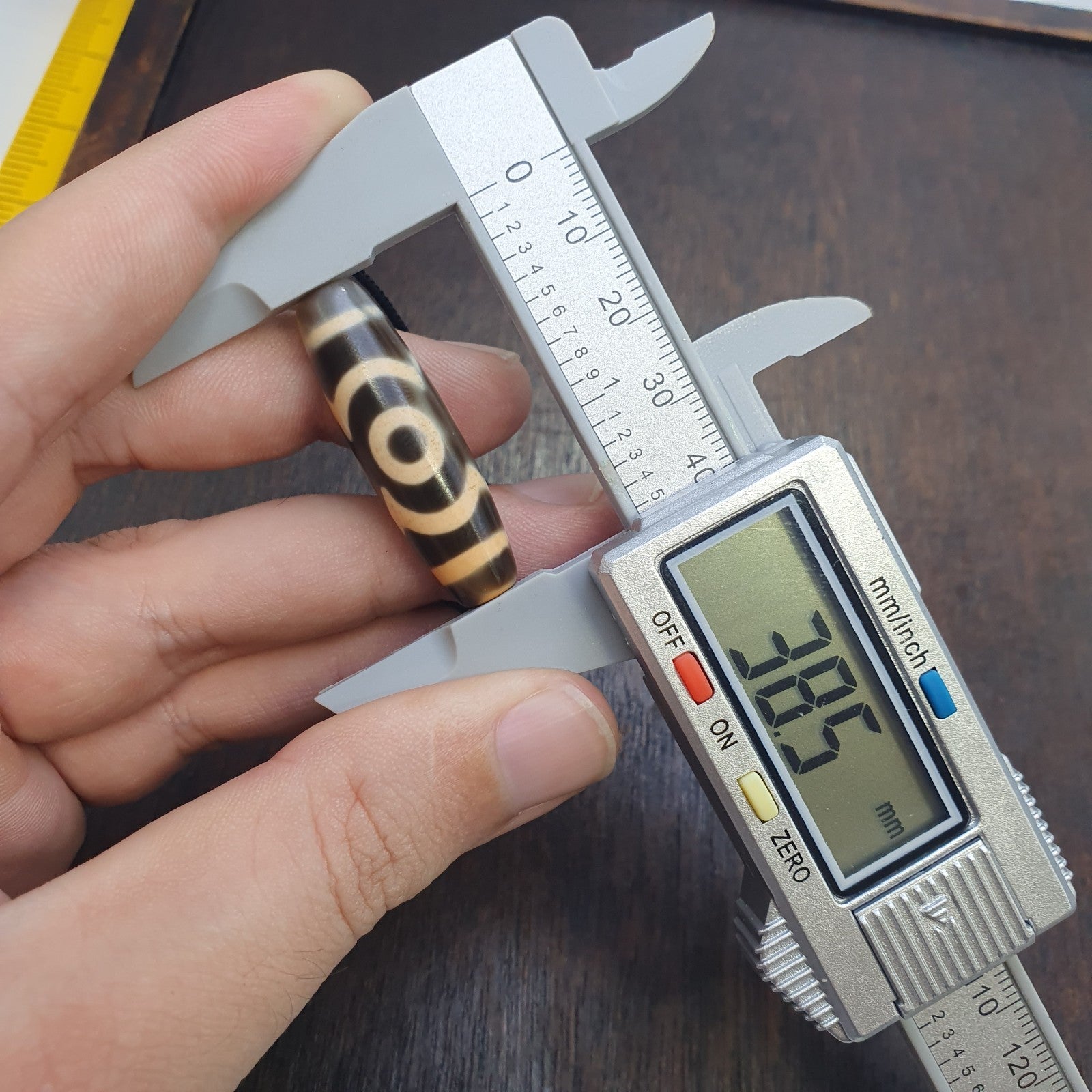 Tibetan tradition agate dzi beads with 3 eyes and waves motifs spiritual mala