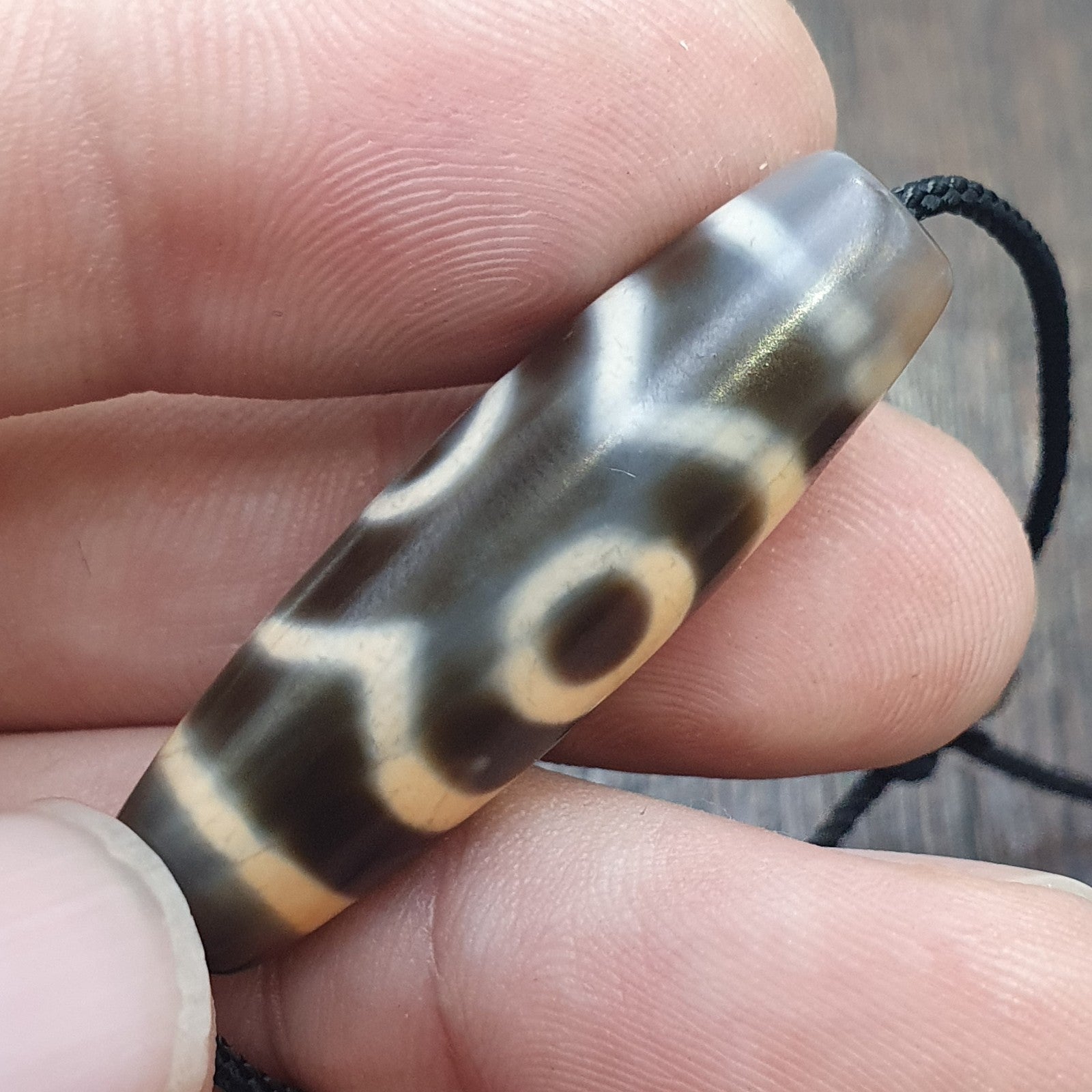 Tibetan tradition agate dzi beads with 3 eyes and waves motifs spiritual mala