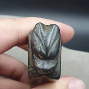 East Oasis Antique Black Magnetic Stone Carved Animal Amulet Pendant Bead Ref Mg-4