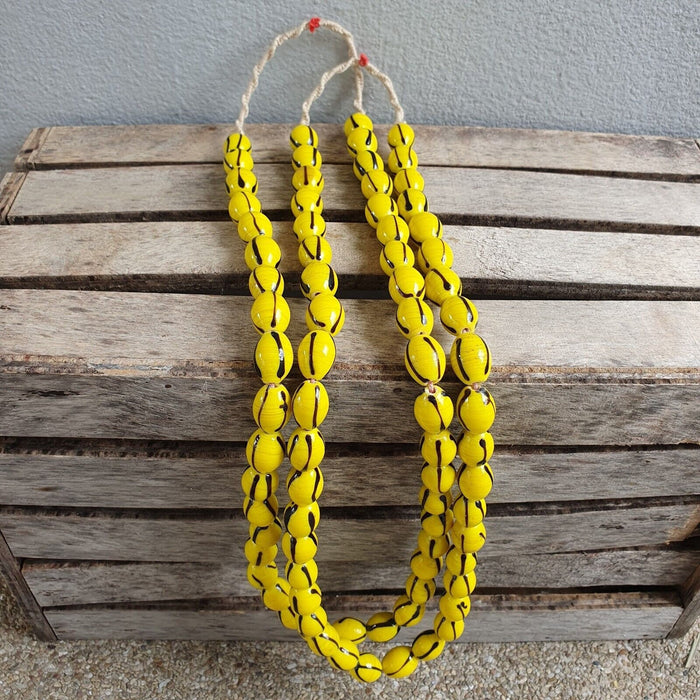 Vintage Veneraano Glass Bead Necklace: Yellow Black Stripes