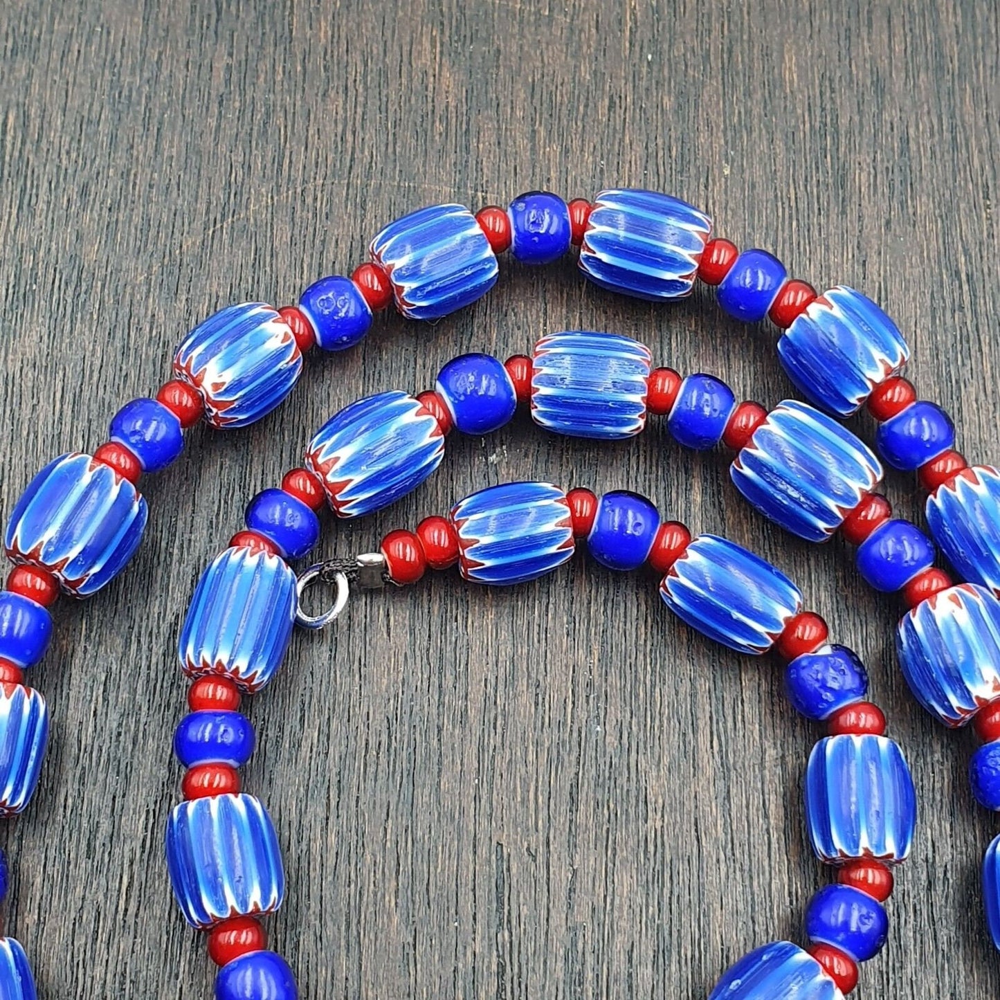Vintage venetian white heart with blue chevron glass beads necklace. bg-14
