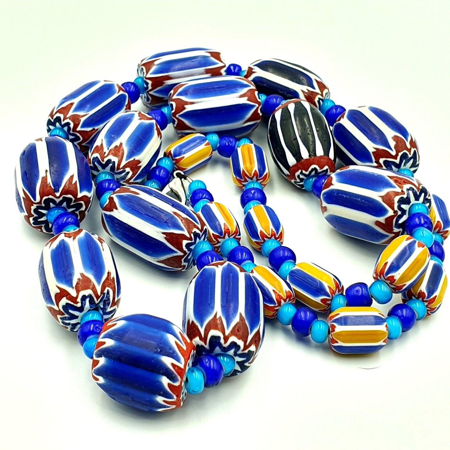 Vintage venetian white heart with blue chevron glass beads necklace. bg-12