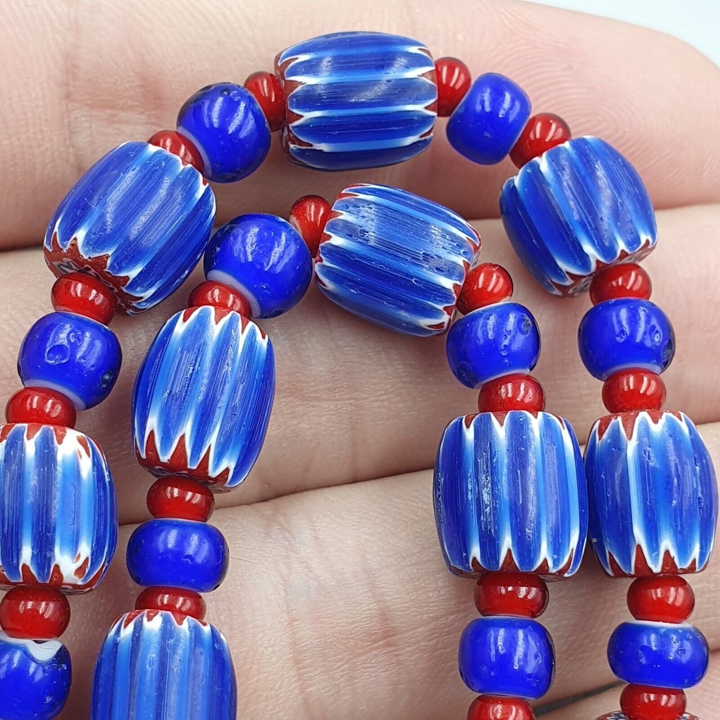 Vintage venetian white heart with blue chevron glass beads necklace. bg-14