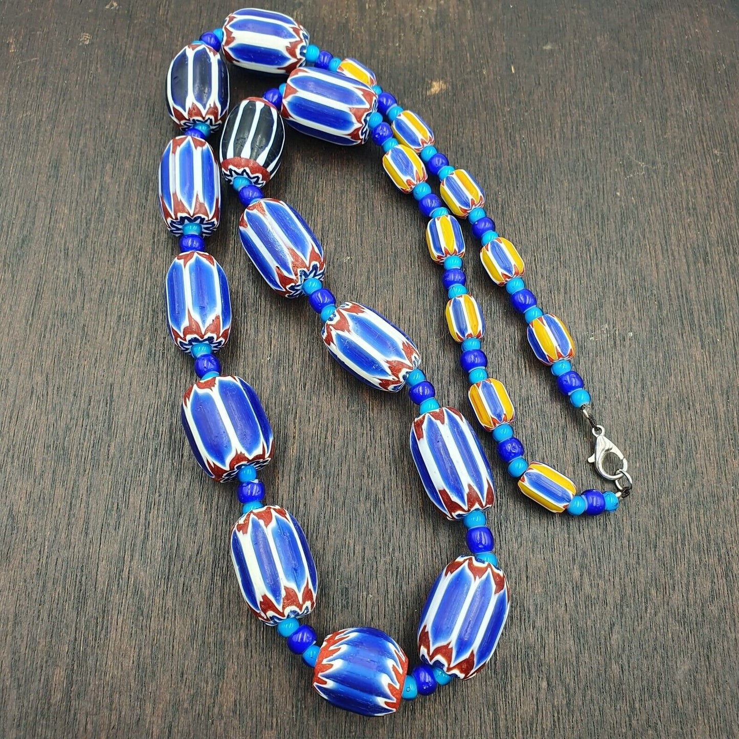 Vintage venetian white heart with blue chevron glass beads necklace. bg-12