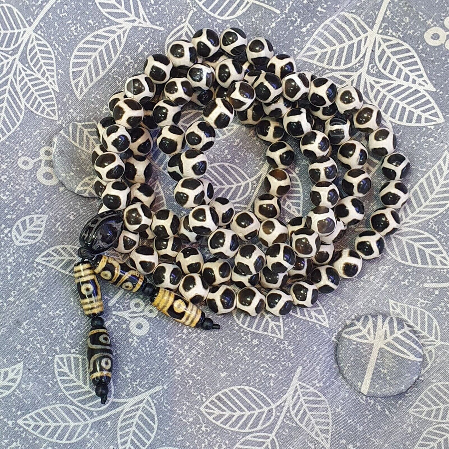 Old Tibetan etched agate mala with 108 beads and 4 dzi beads – photo 1 of 5