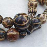 Agate animal figurine pendent with south asian old pumtek pyu beads necklace