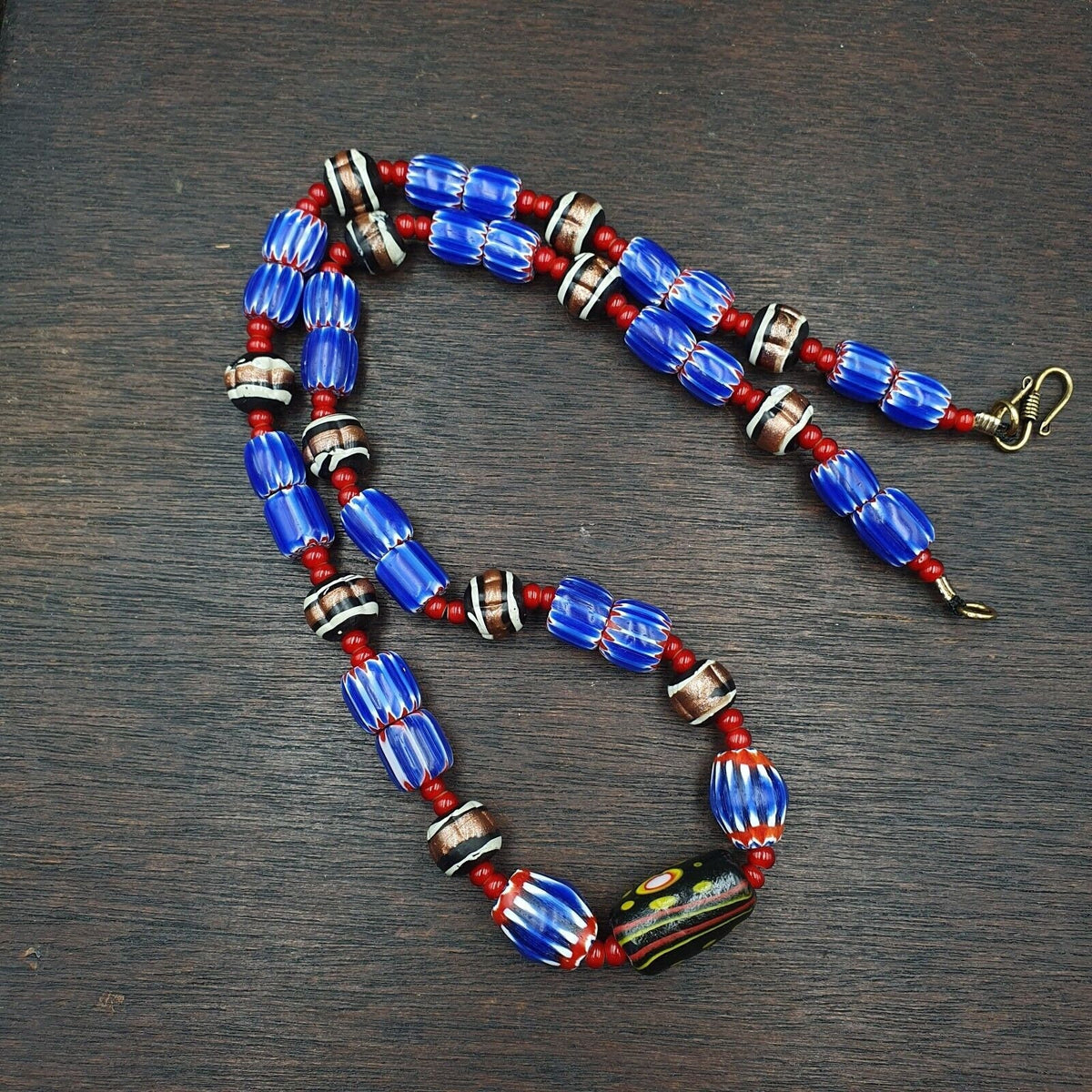Vintage white heart venetian style blue chevron glass beads necklace n9-12.