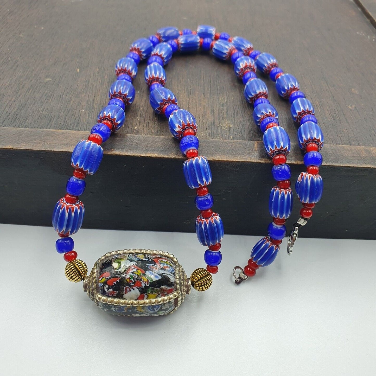 Vintage venetian white heart with blue chevron glass beads necklace. bg-14