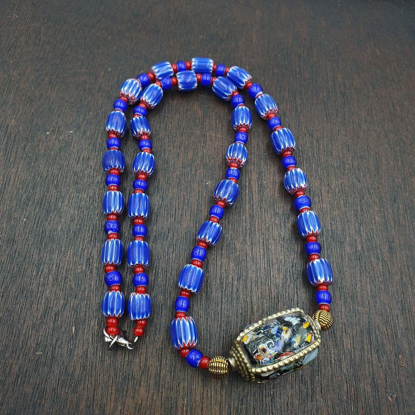 Vintage venetian white heart with blue chevron glass beads necklace. bg-14