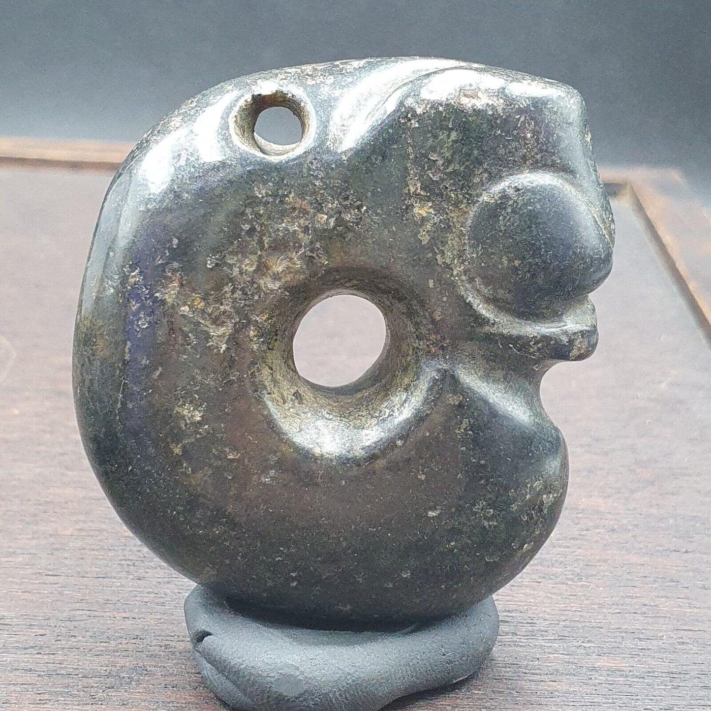 Antique black magnetic stone mysterious animal carving stone bead amulet mg-9-8