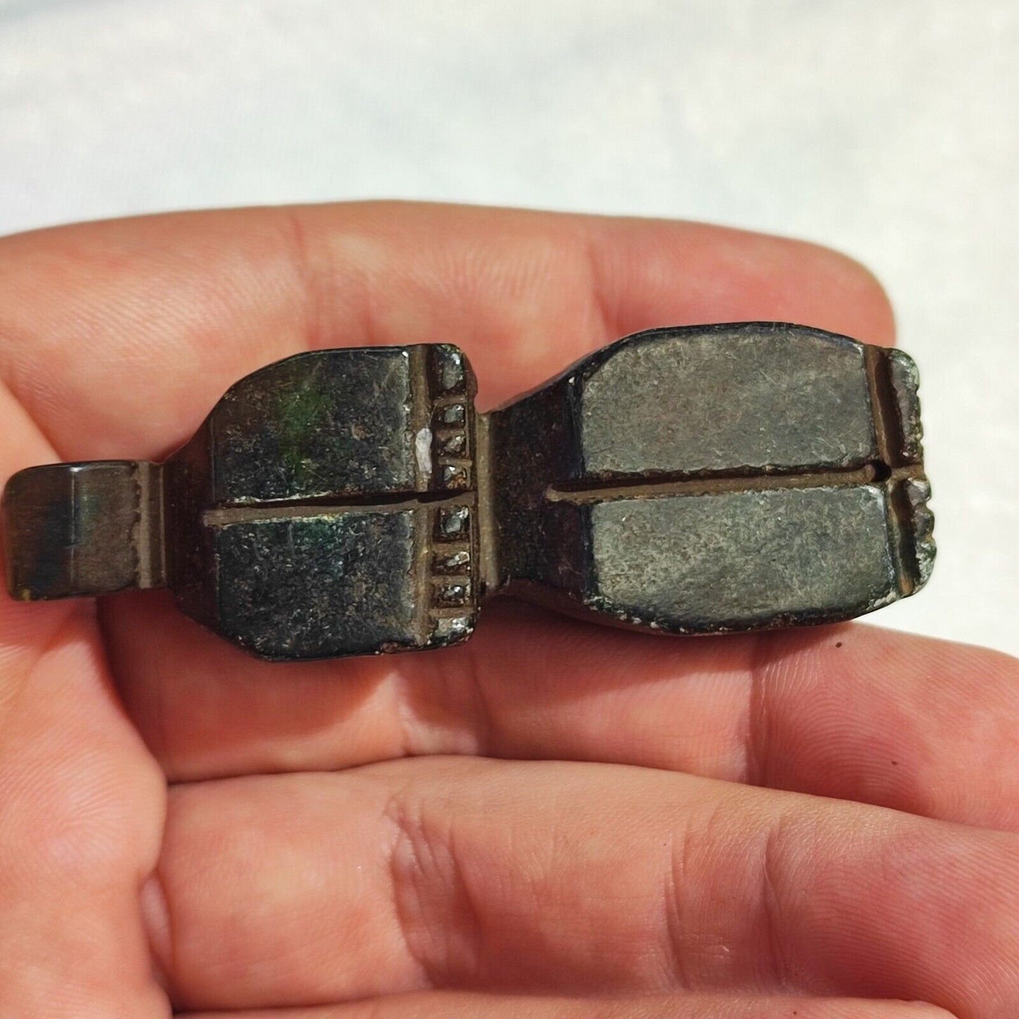 Antique green jade stone mysterious animal carving stone bead amulet mg-9-11