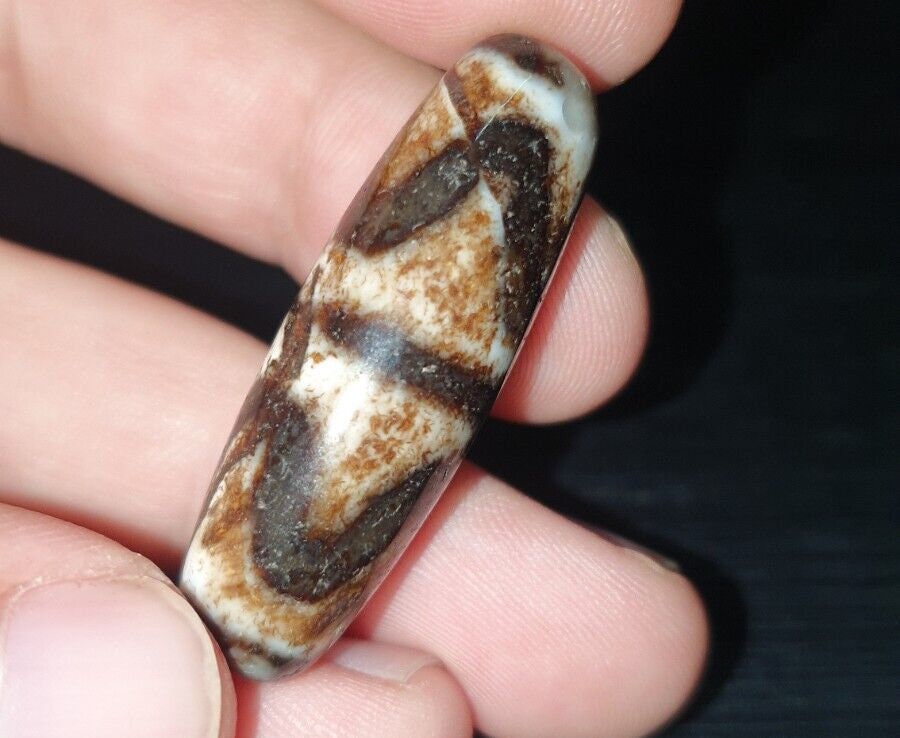 Rusted old himalayan indo tibetan agate dzi bead unique pattern